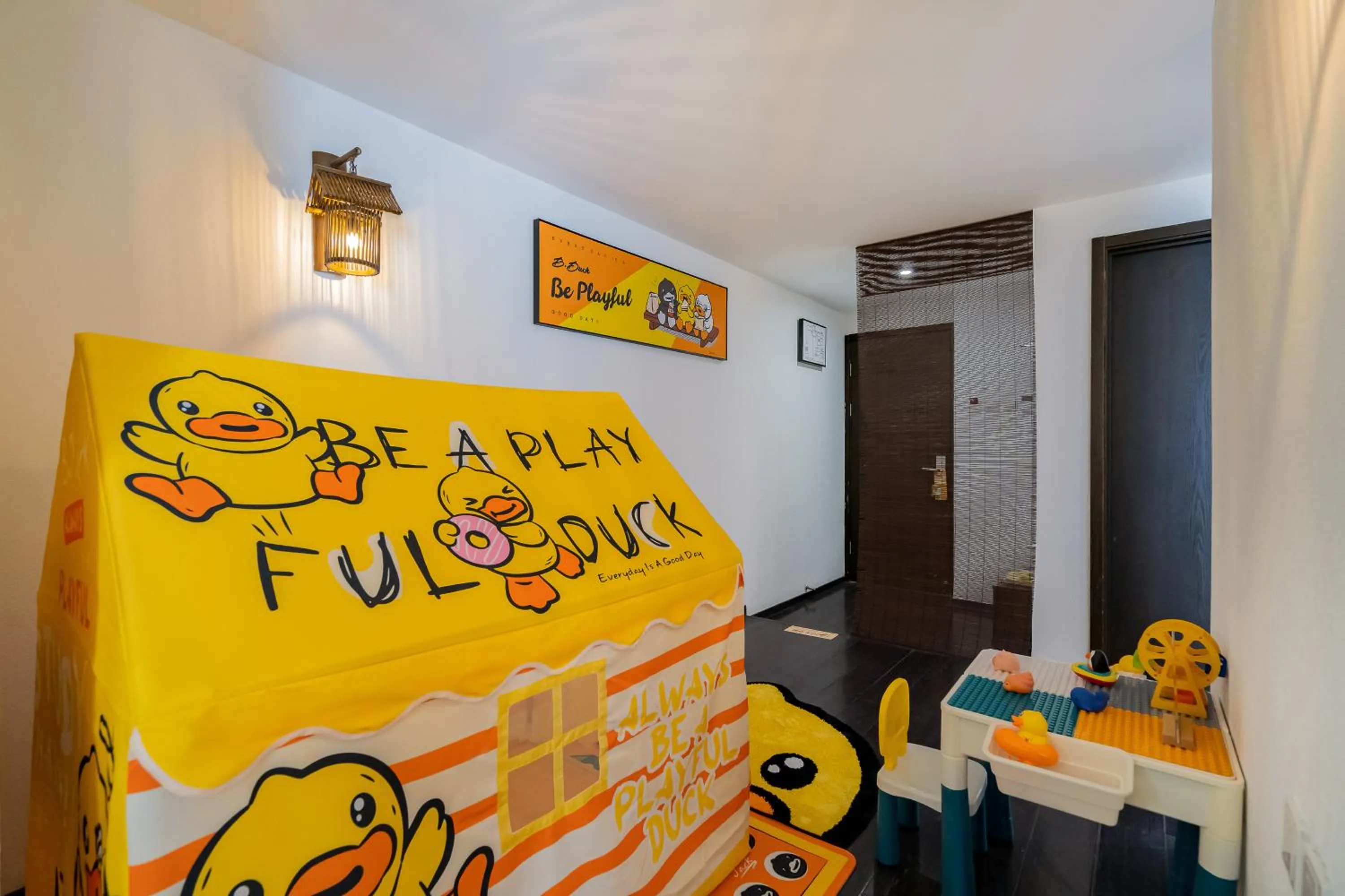 children in Dasein Youlan Hotel-Near the Forbidden City, Tiananmen Square, Guijie Street, Beihai Park, Jingshan Park, and Yonghe Temple