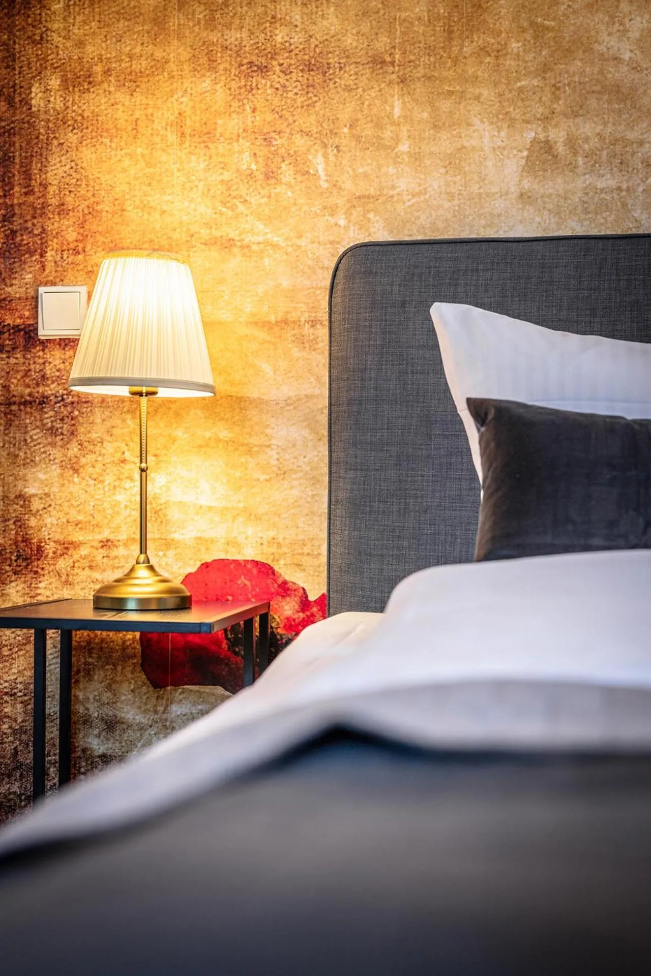 Decorative detail, Bed in Acapella Suite Allegro 76qm I Altstadt l Weinberg