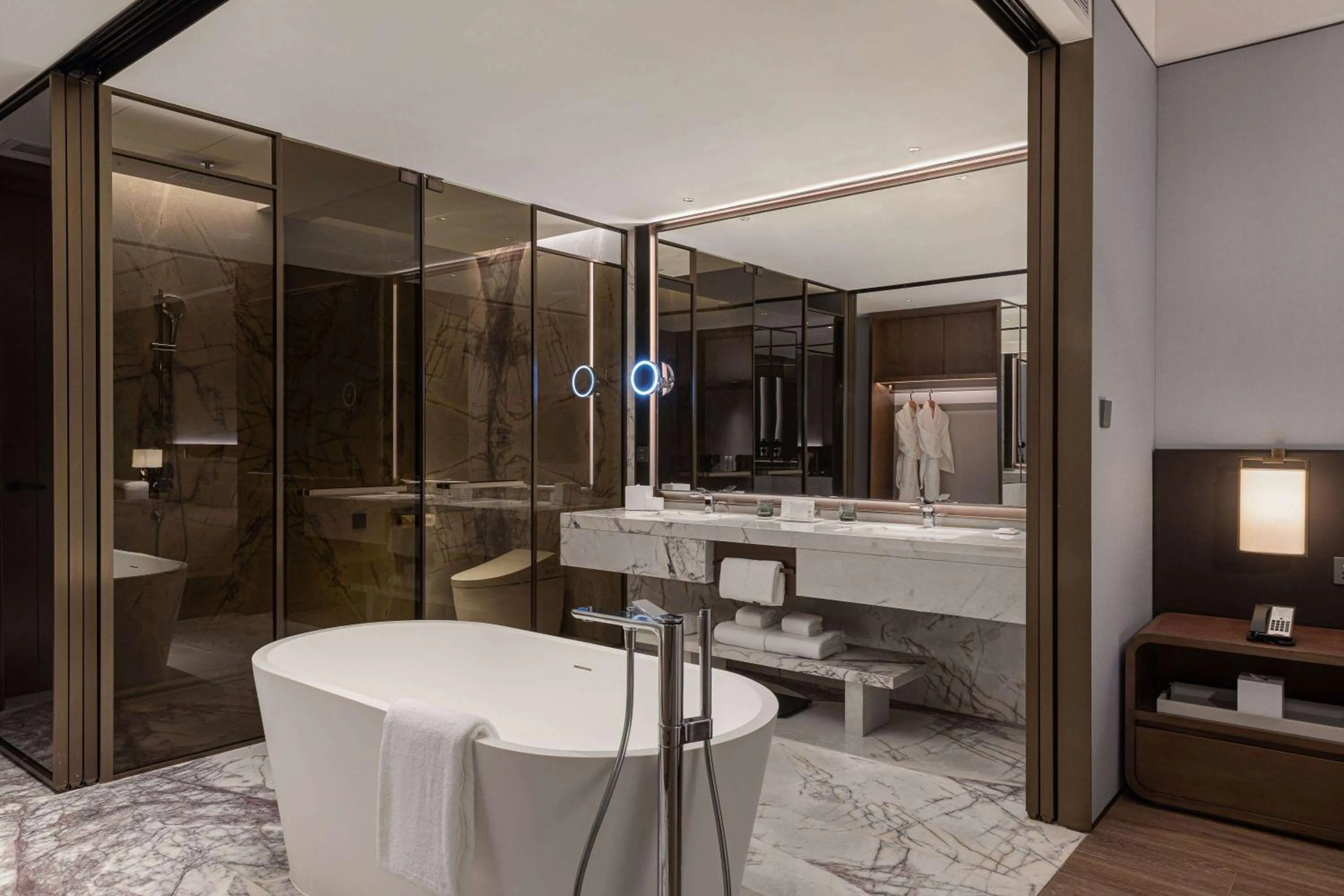 TV and multimedia in Wyndham Grand Lishui Downtown