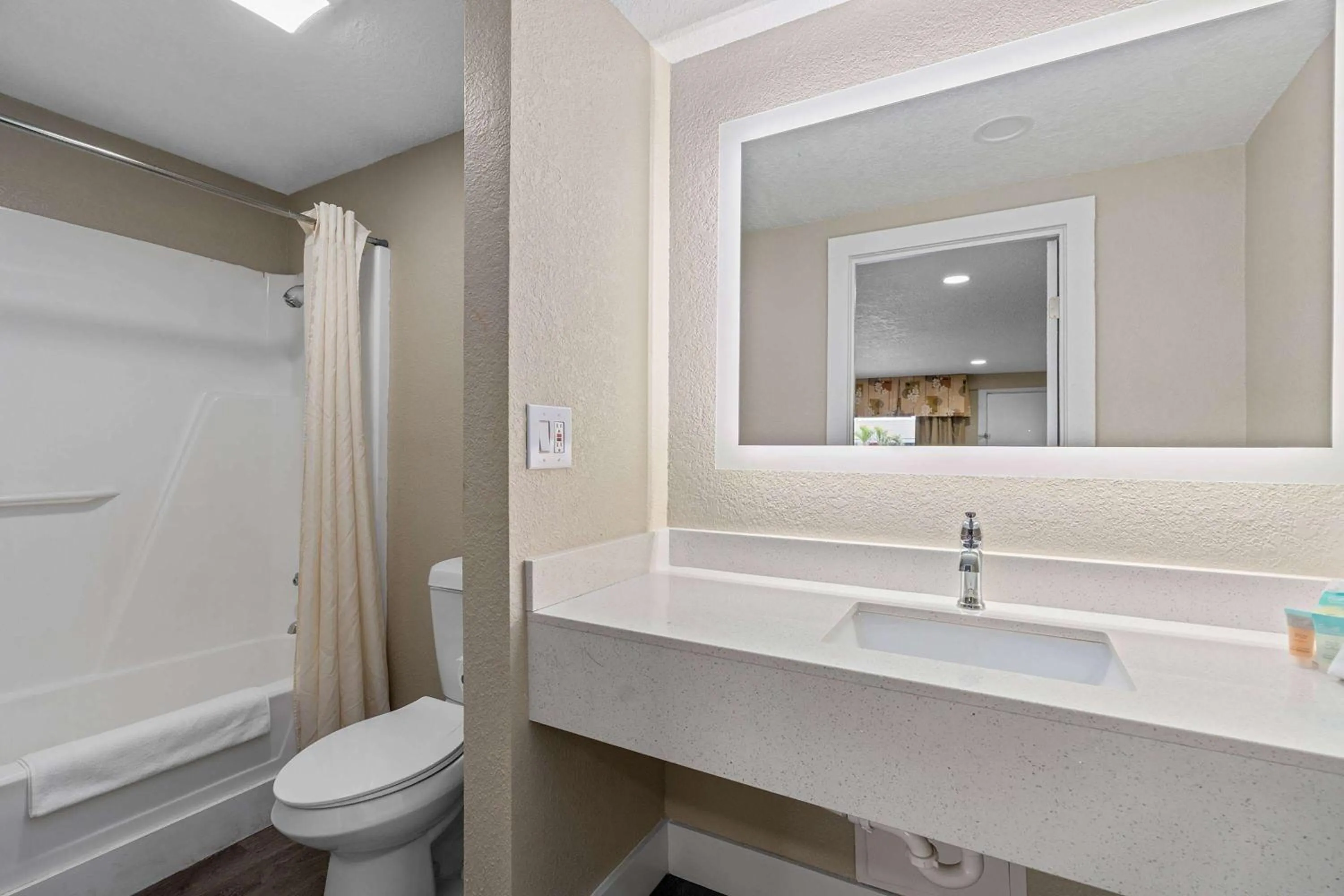 TV and multimedia in Travelodge by Wyndham Kissimmee Orlando