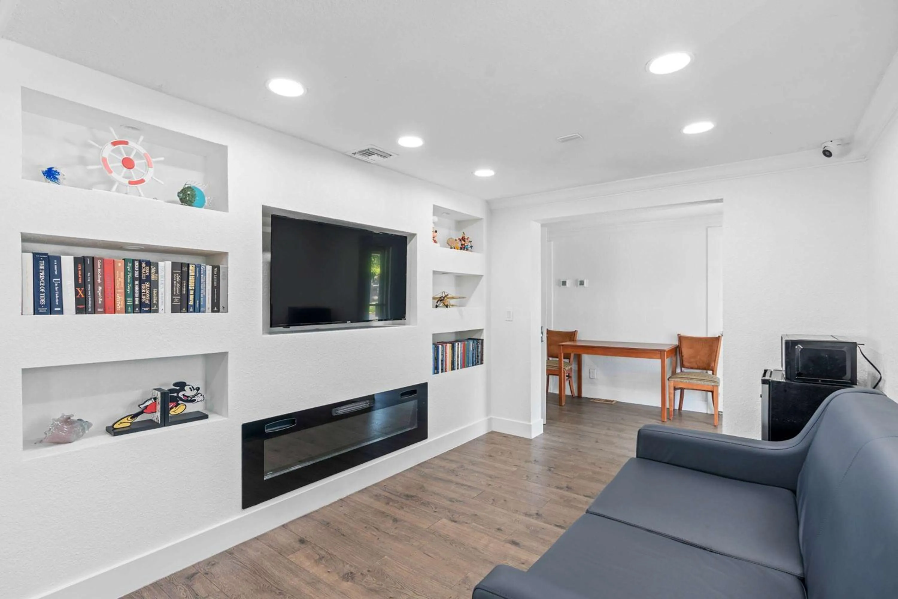 Communal lounge/ TV room in Travelodge by Wyndham Kissimmee Orlando