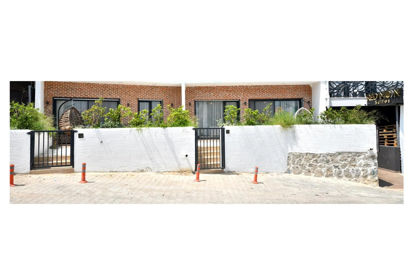 Day in RED MOON SUITES