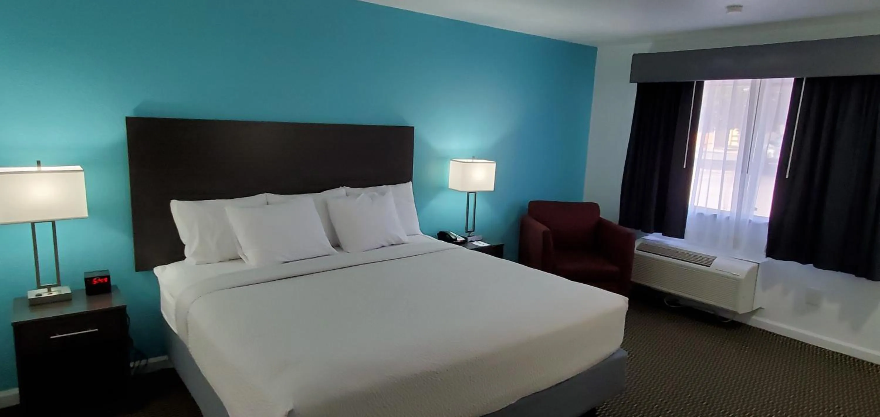 Photo of the whole room, Bed in Travelodge by Wyndham Livonia Canton Novi Detroit Area