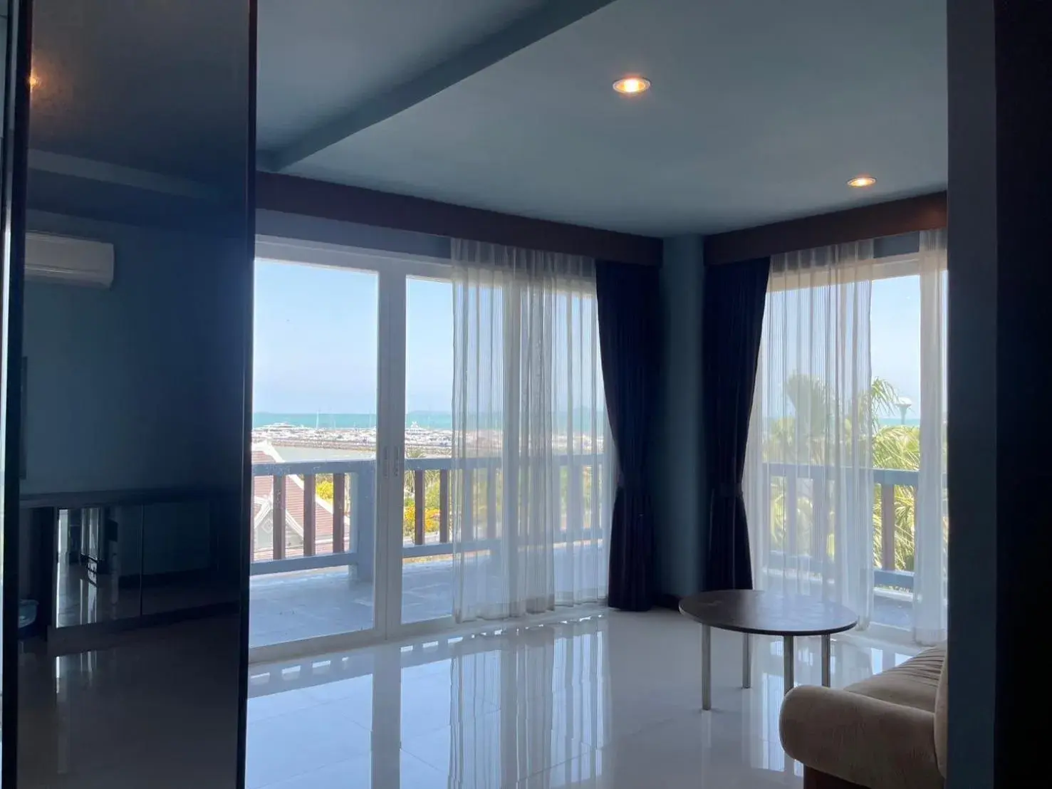 Deluxe Suite with Sea View in The Sand Beach Pattaya Deluxe Suite with Sea View in The Sand Beach Pattaya