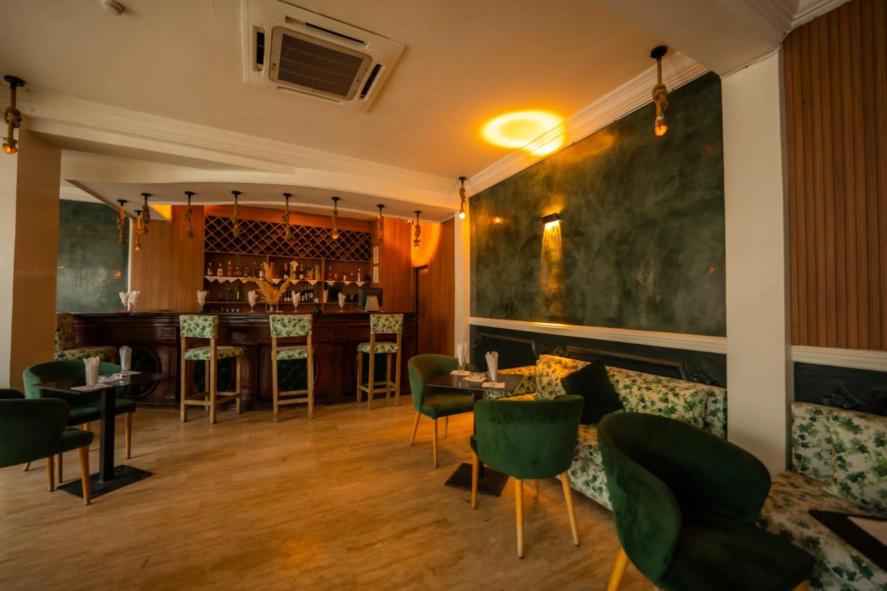 Lounge or bar in Imperial Holiday Hôtel & spa