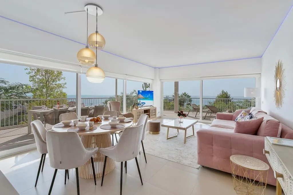 Stylish apartment with oceanview