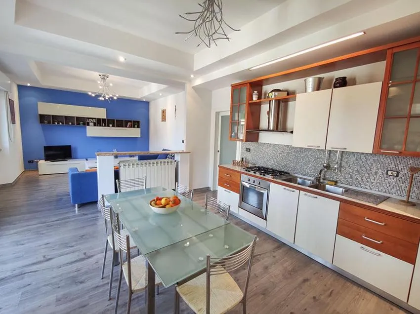Ampio Quadrilocale 8 Pax vista mare