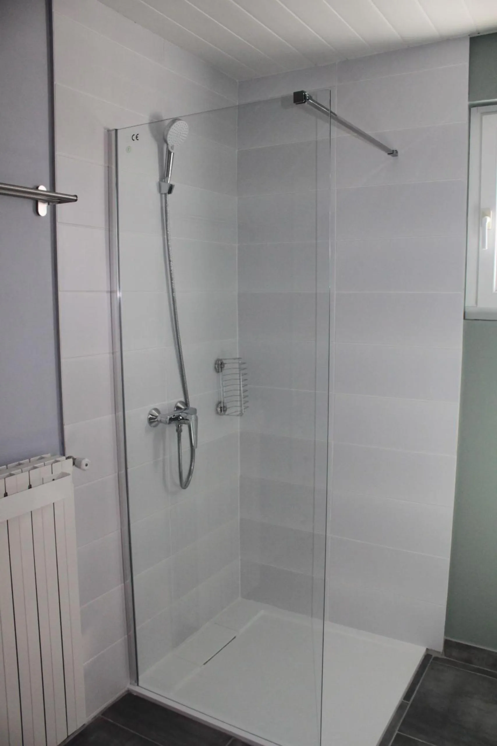 Shower, Bathroom in Chambre d'hôtes Des couleurs et des Mots