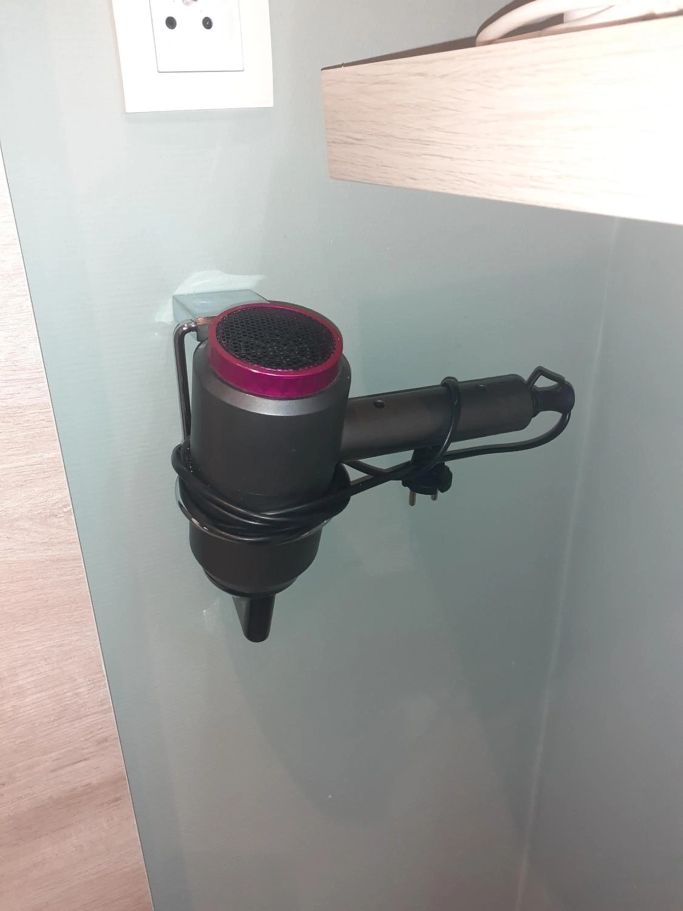 hair dryier, Bathroom in Chambre d'hôtes Des couleurs et des Mots