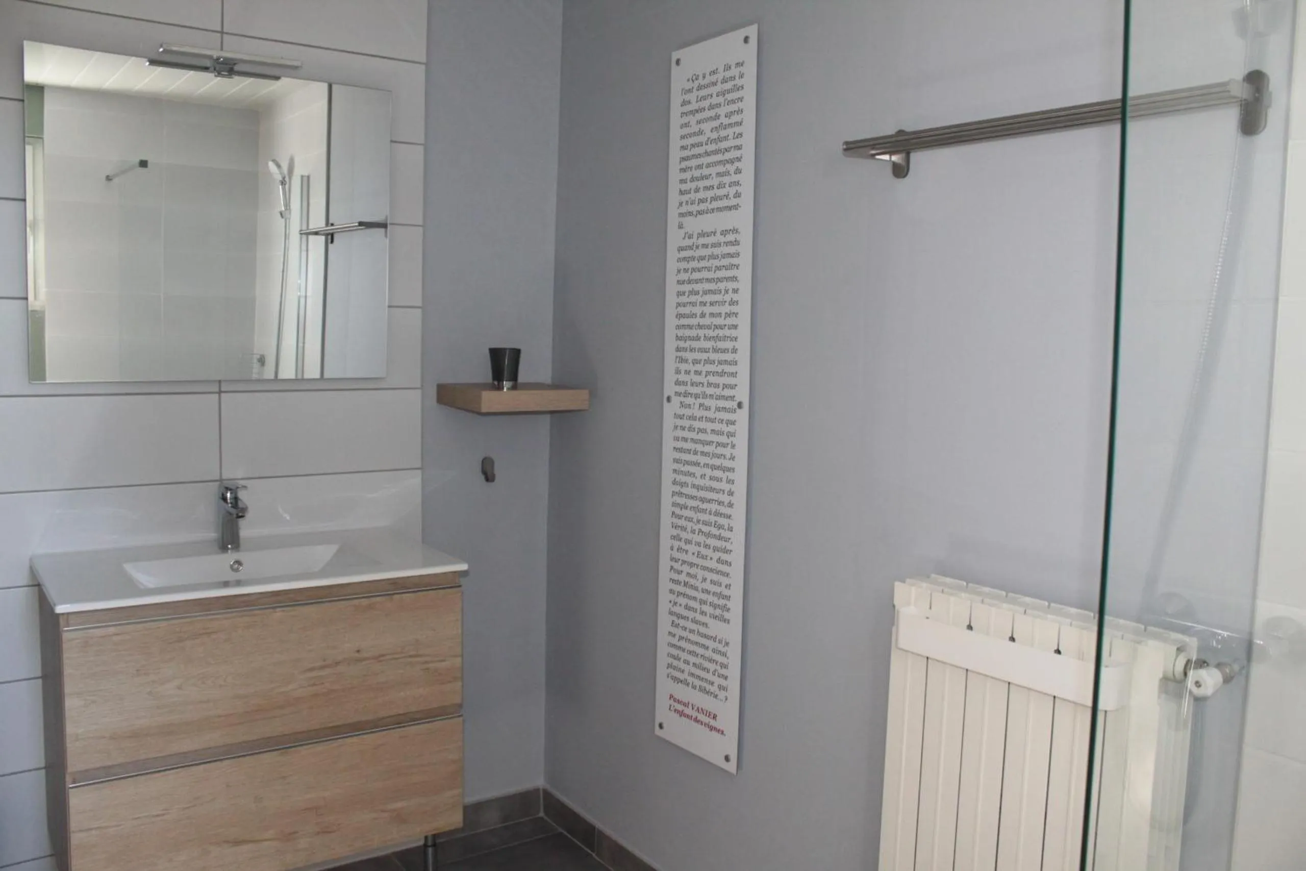 Bathroom in Chambre d'hôtes Des couleurs et des Mots