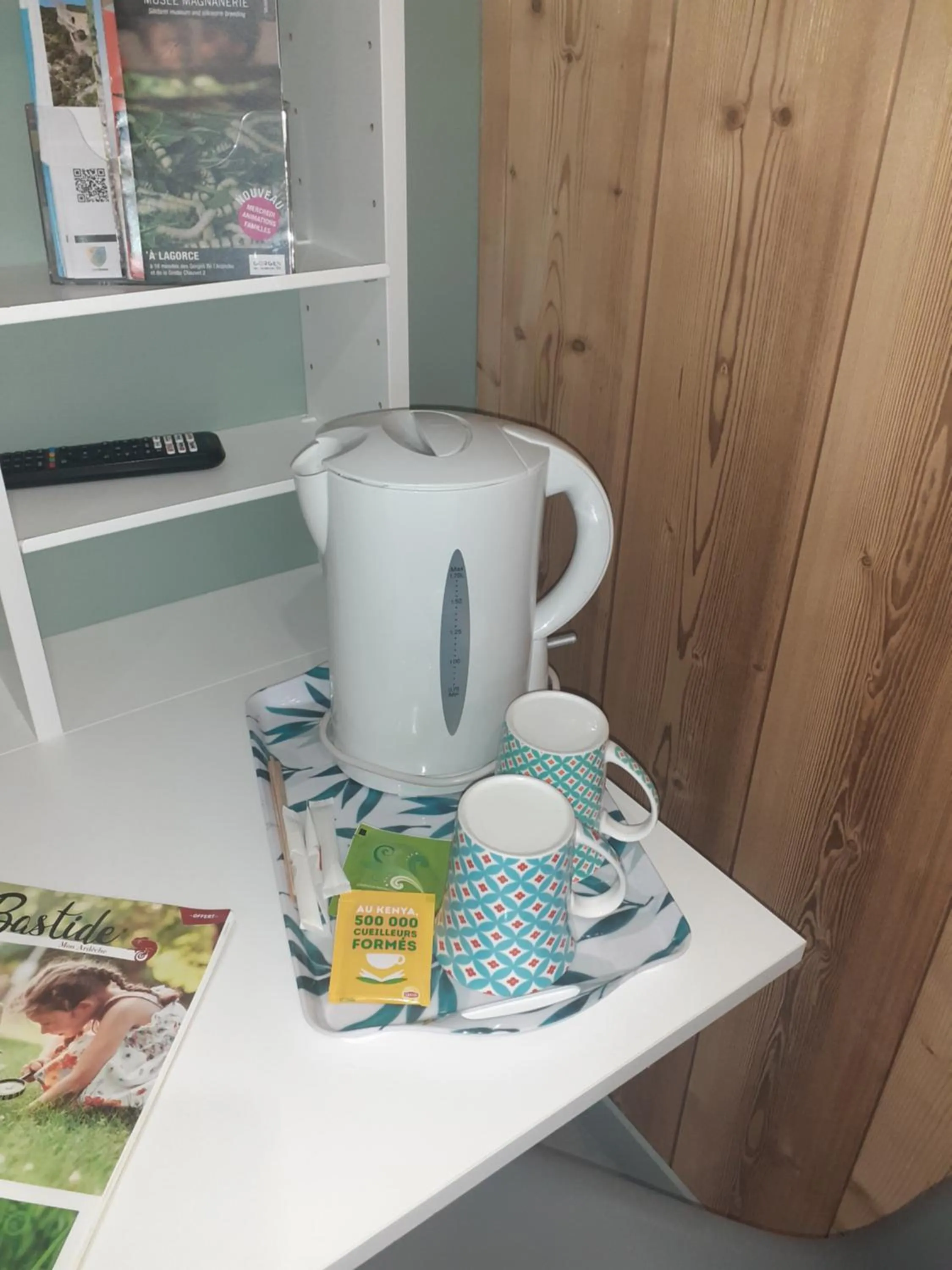Coffee/tea facilities in Chambre d'hôtes Des couleurs et des Mots