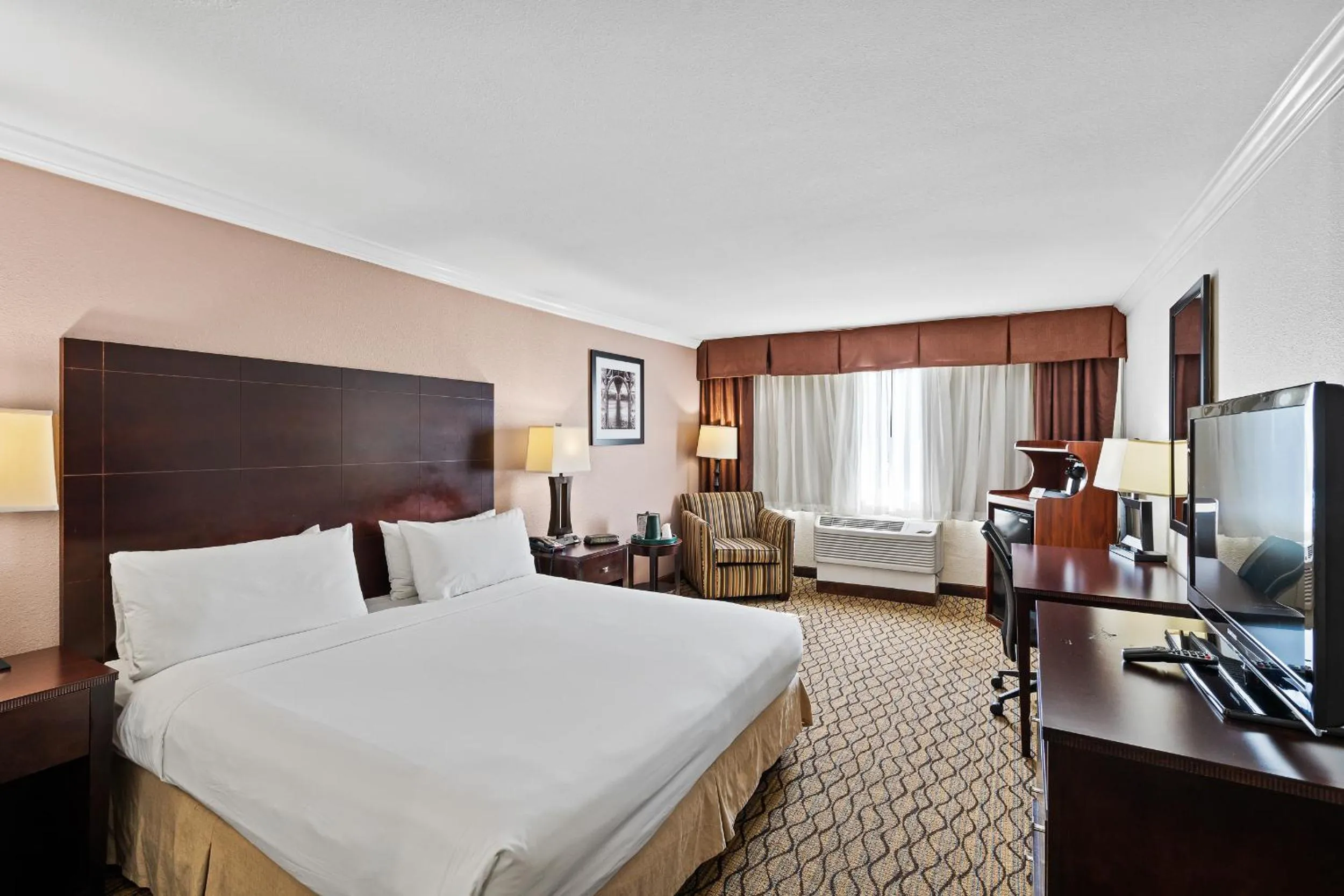 Bed in Executive Inn - Fort Lee