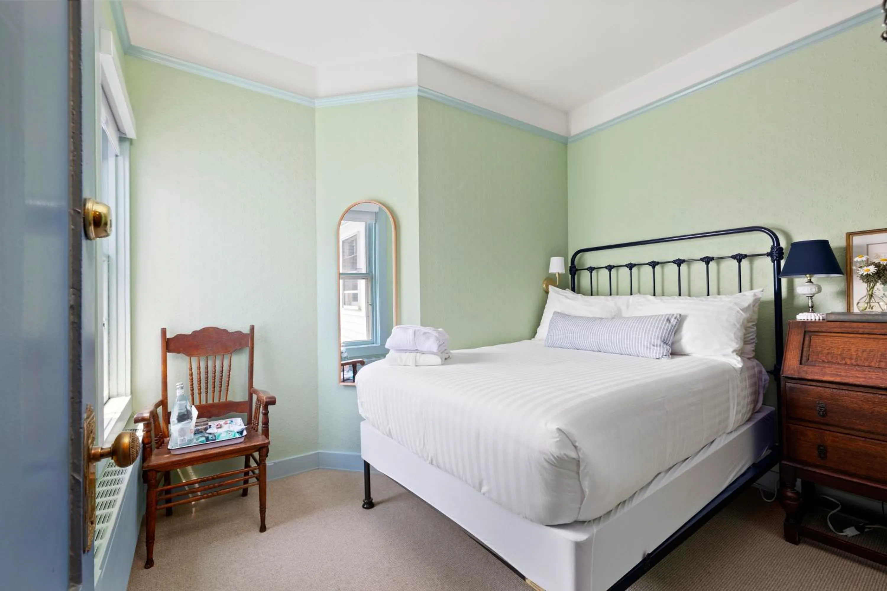 Photo of the whole room, Bed in Atlantic Inn