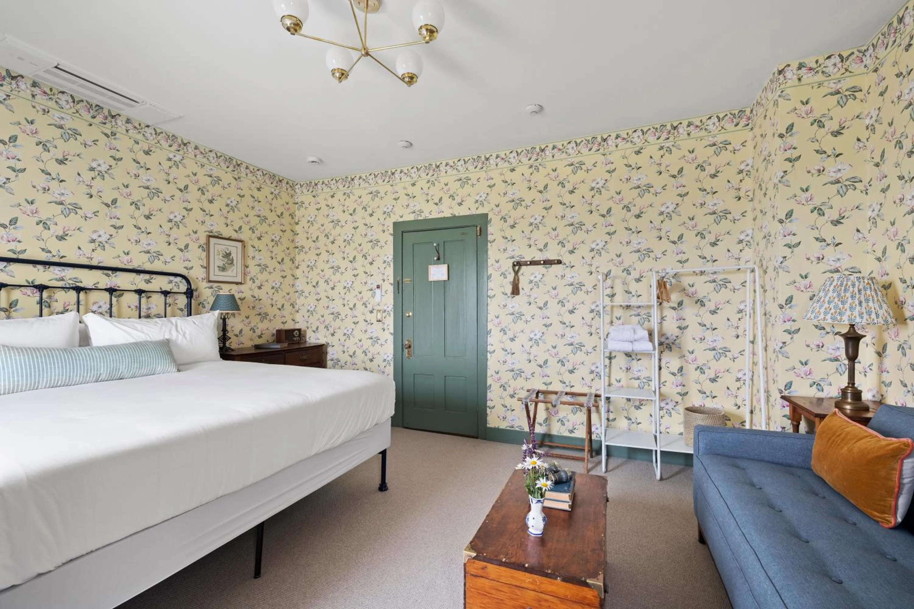 Photo of the whole room, Bed in Atlantic Inn
