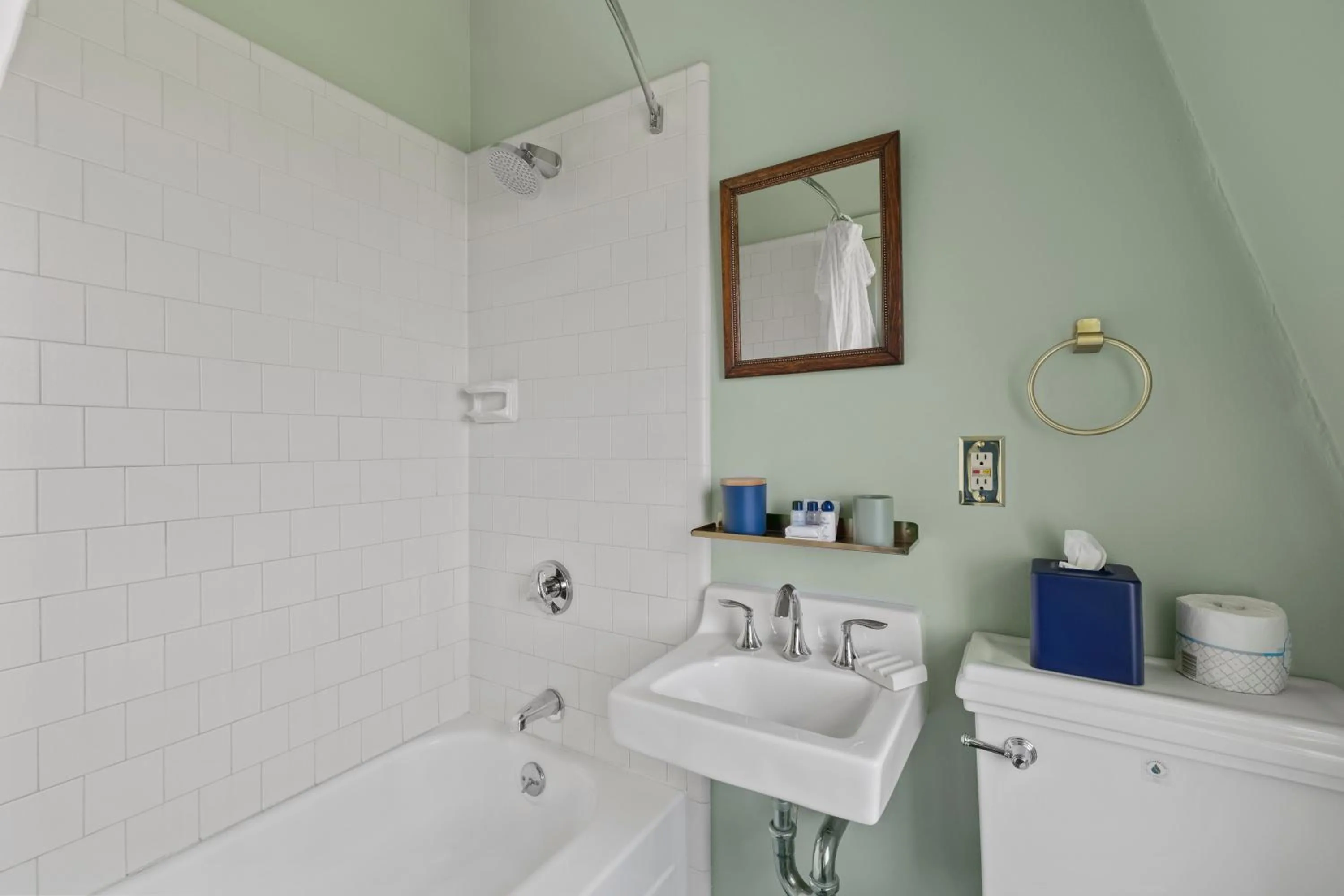 Public Bath in Atlantic Inn