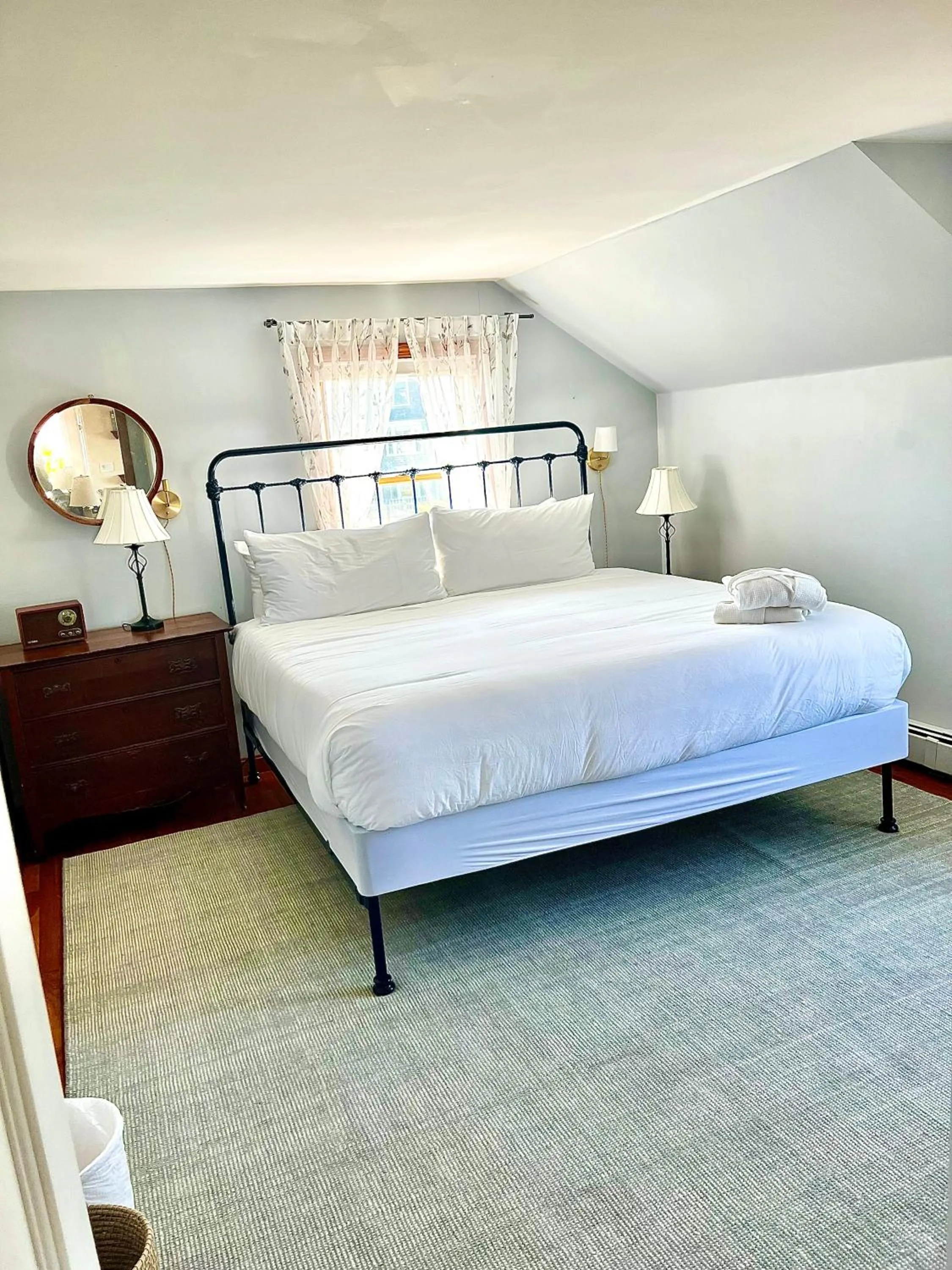 Bedroom, Bed in Atlantic Inn