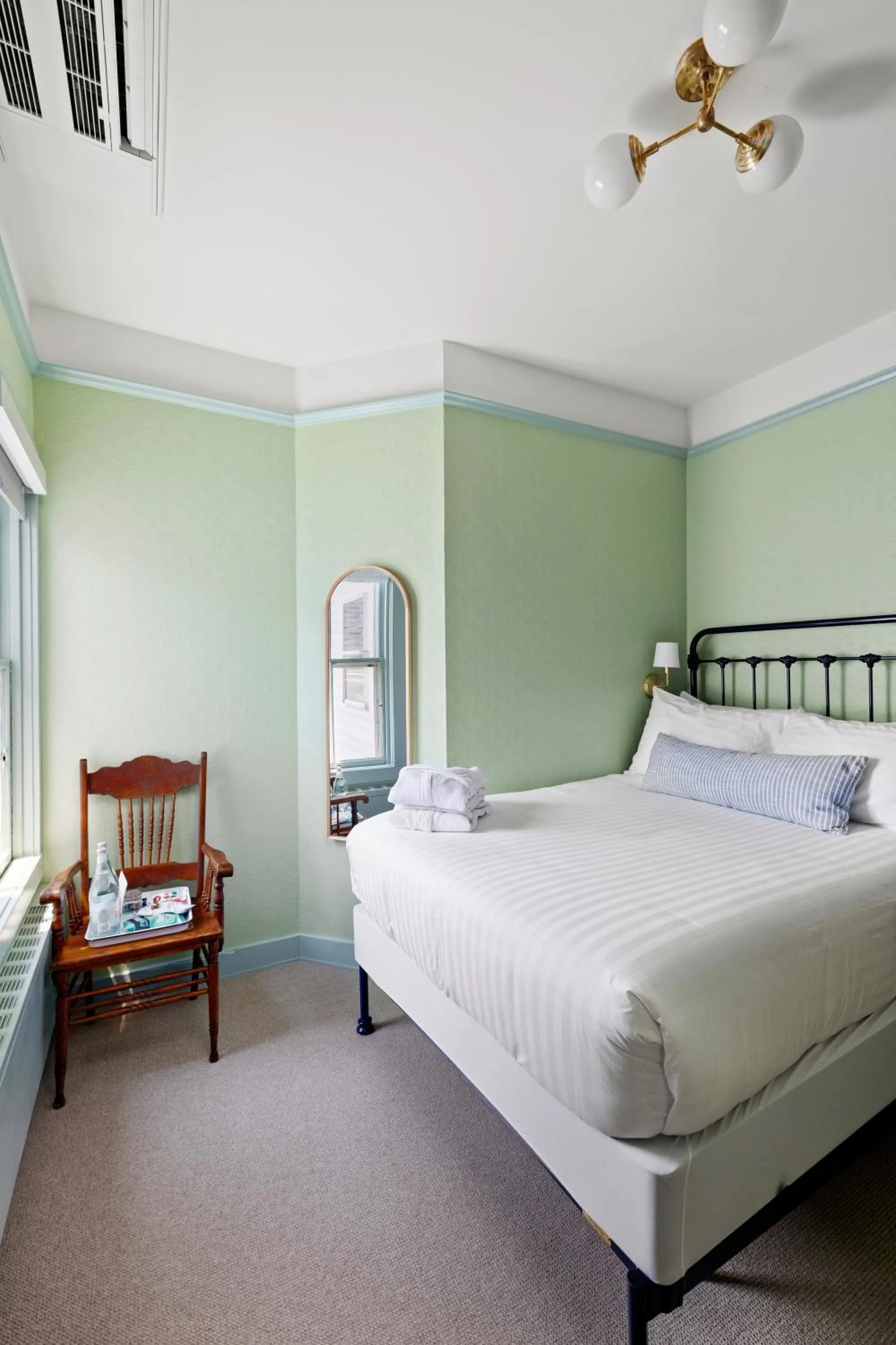 Bedroom, Bed in Atlantic Inn