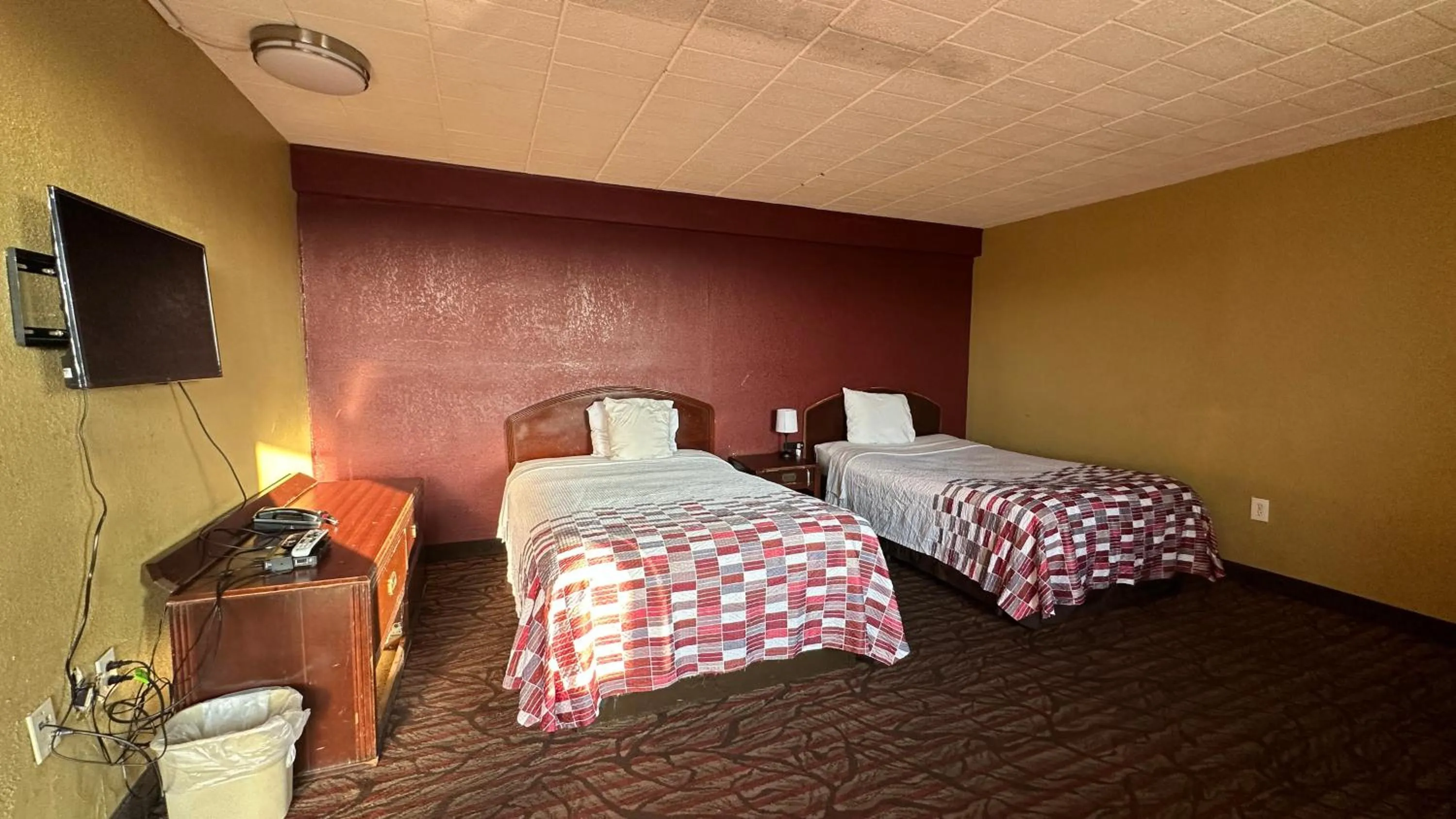 Bed in B'more Inn Motel