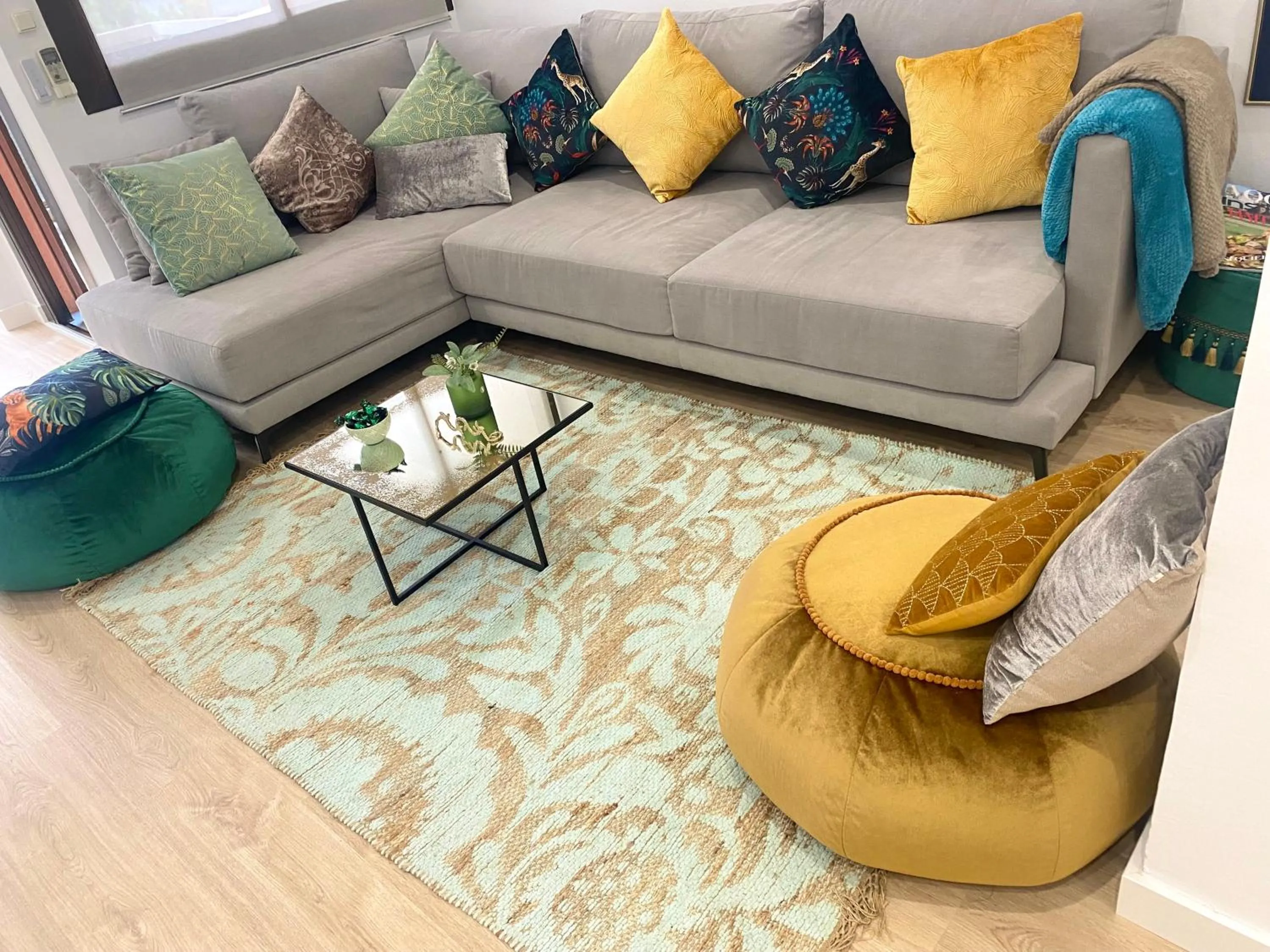 Living room in Barcelona Chic Apartments- Free Parking - 10 min BCN center by metro