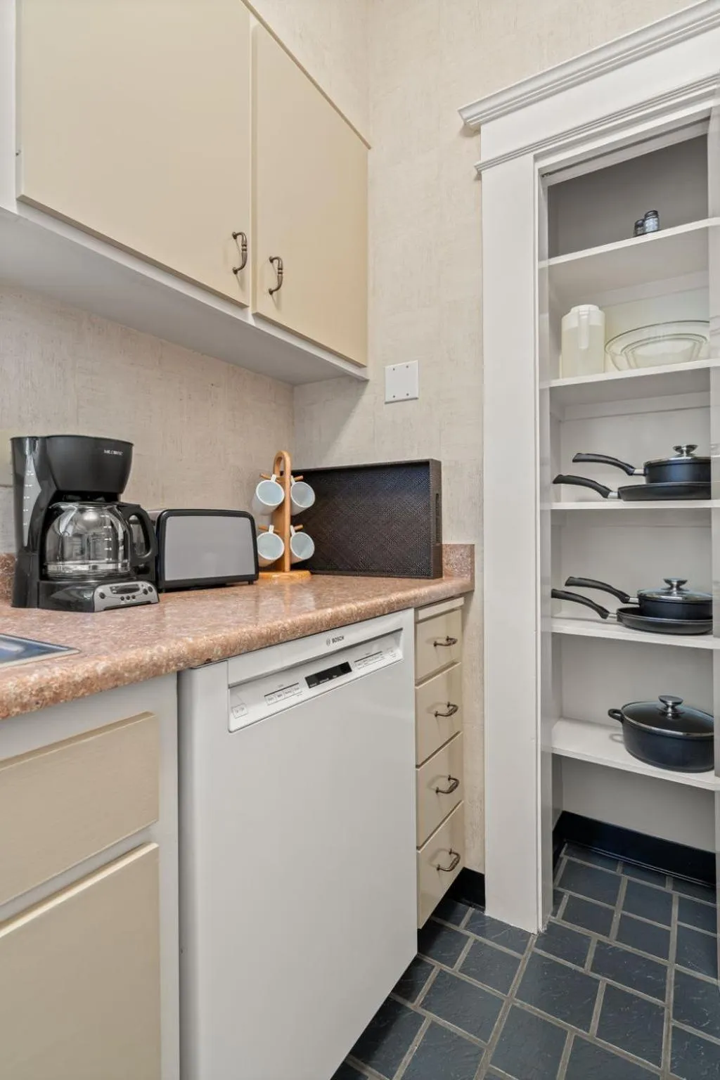 Coffee/tea facilities in Powell Place