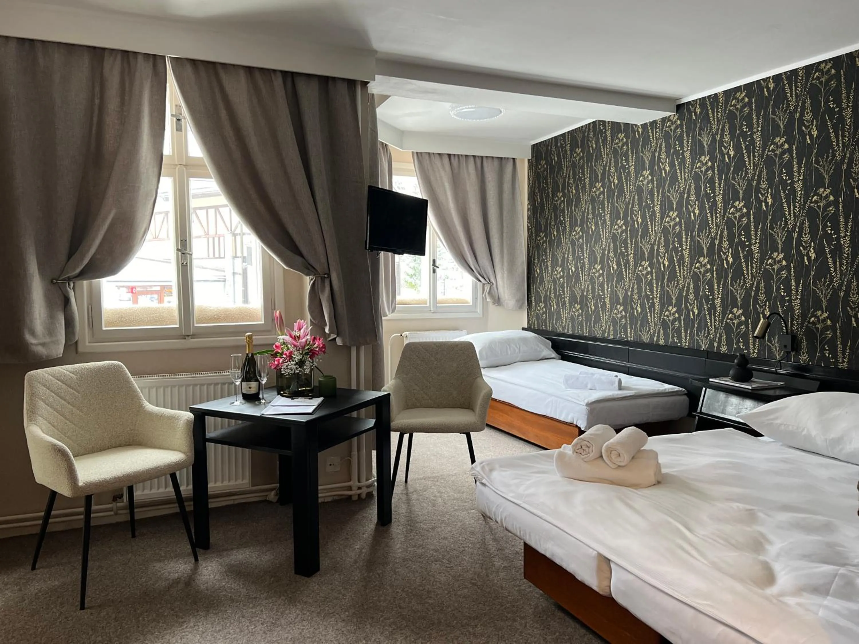 Property building, Bed in Hotel Lomnice