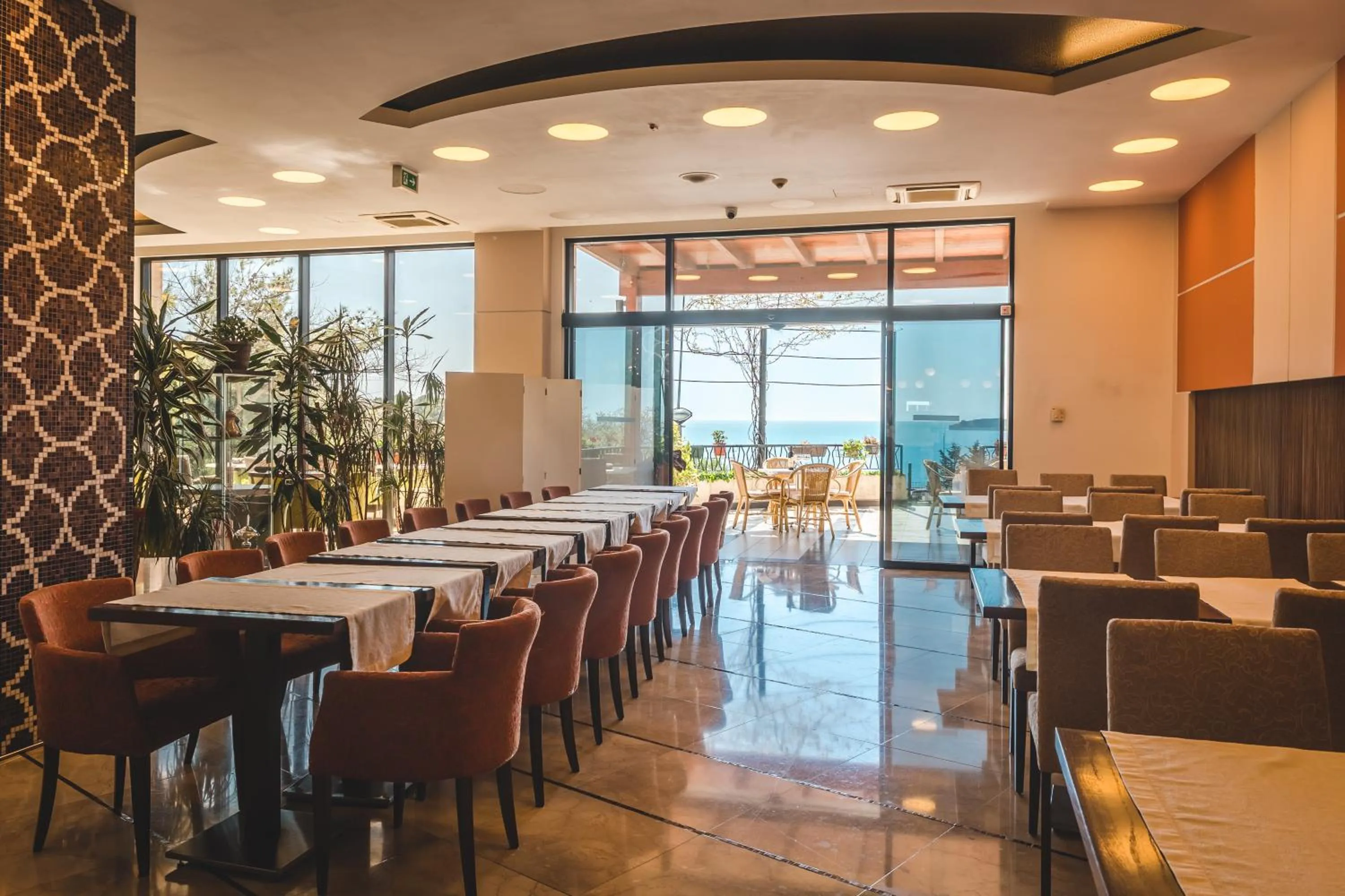 Restaurant/places to eat in Hotel & Apartments HEC Residence