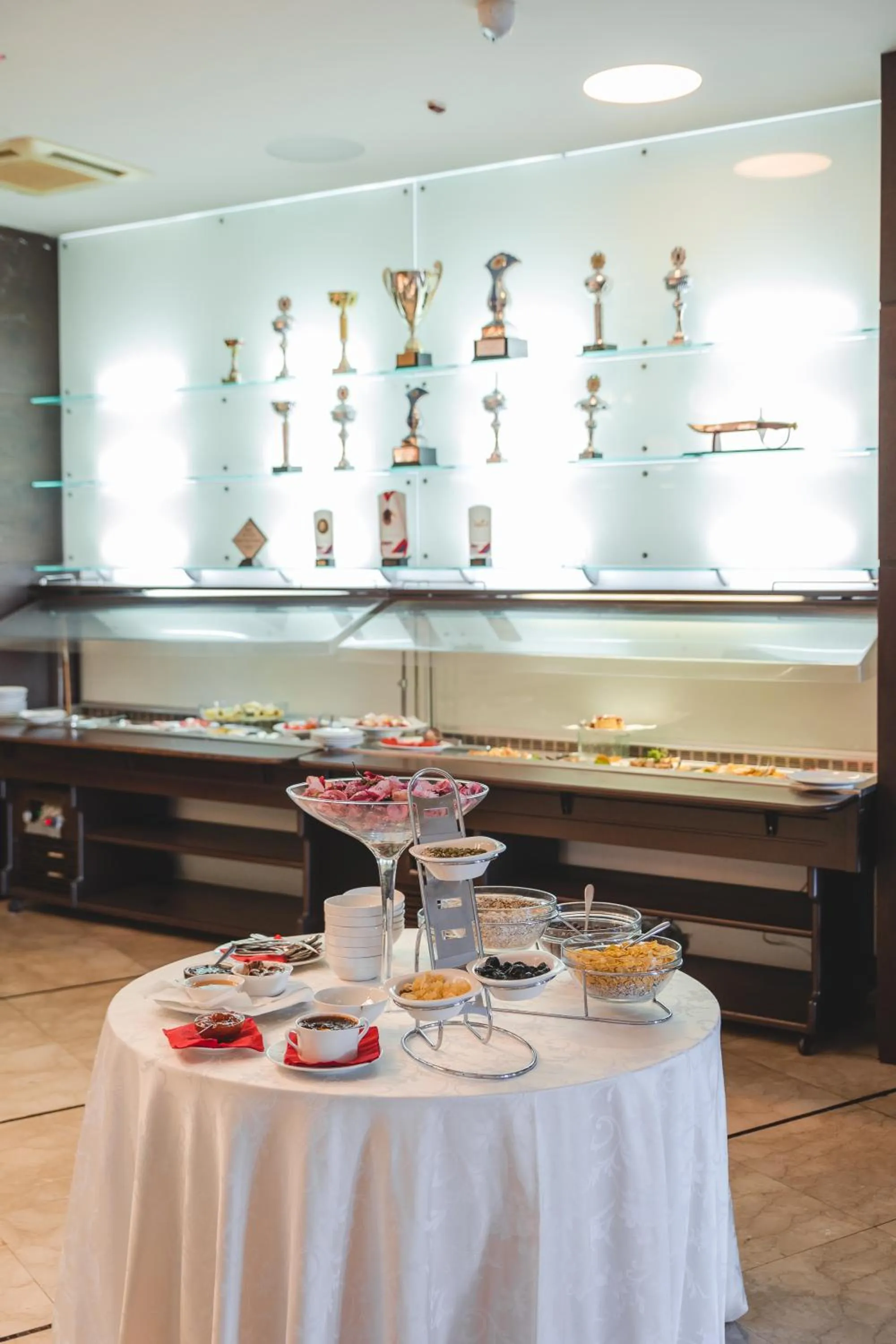 Restaurant/places to eat in Hotel & Apartments HEC Residence