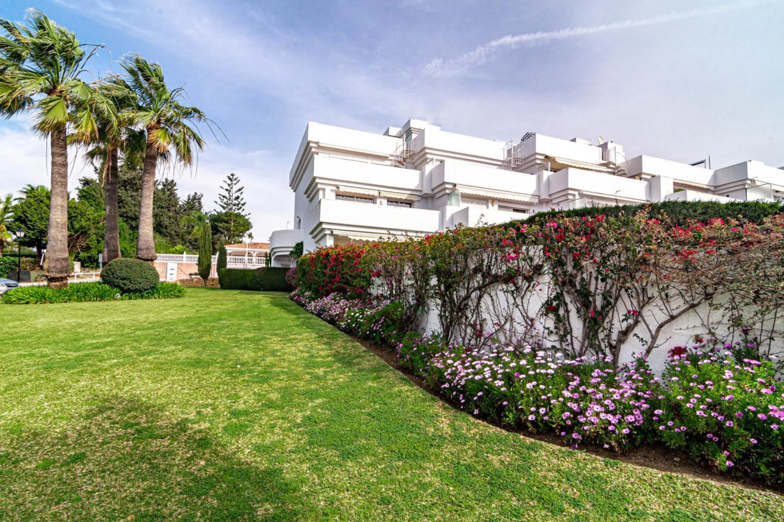 Andalusian Elegance apartment in El Paraiso with 360 views over Sea and Mountains