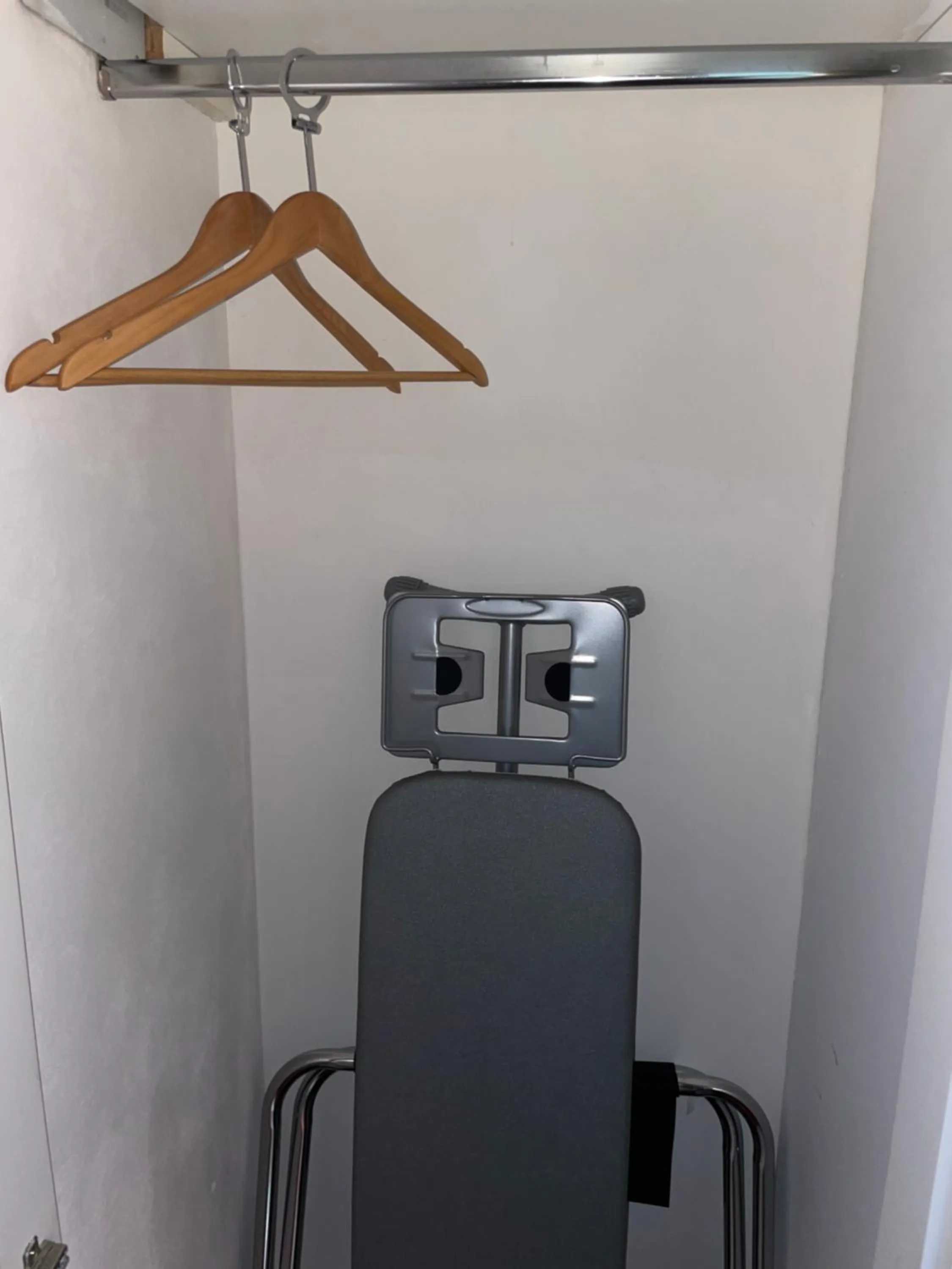 wardrobe in Zújmú Business Boutique Hotel