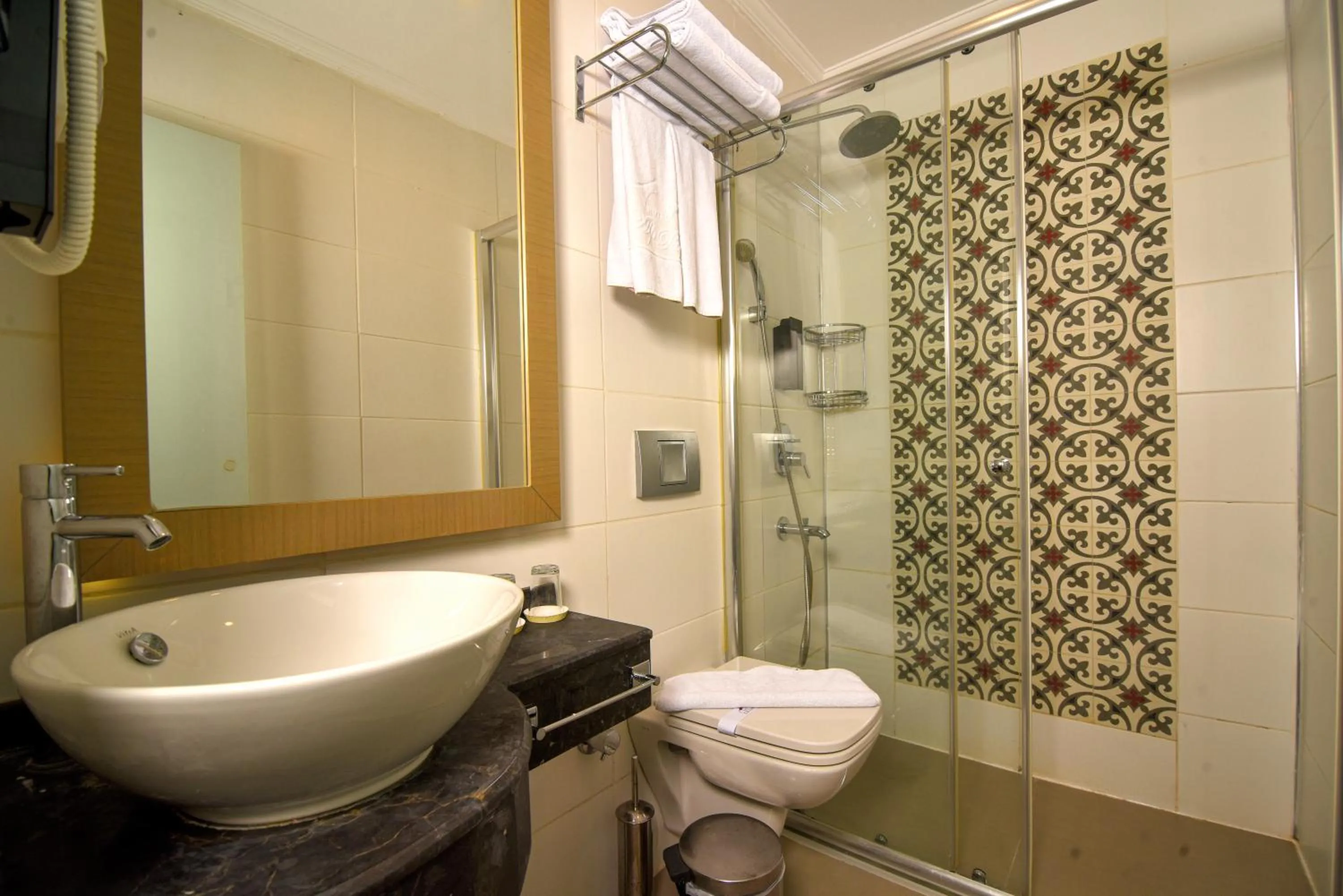 Shower in Alp Pasa Gazetta - Special Class