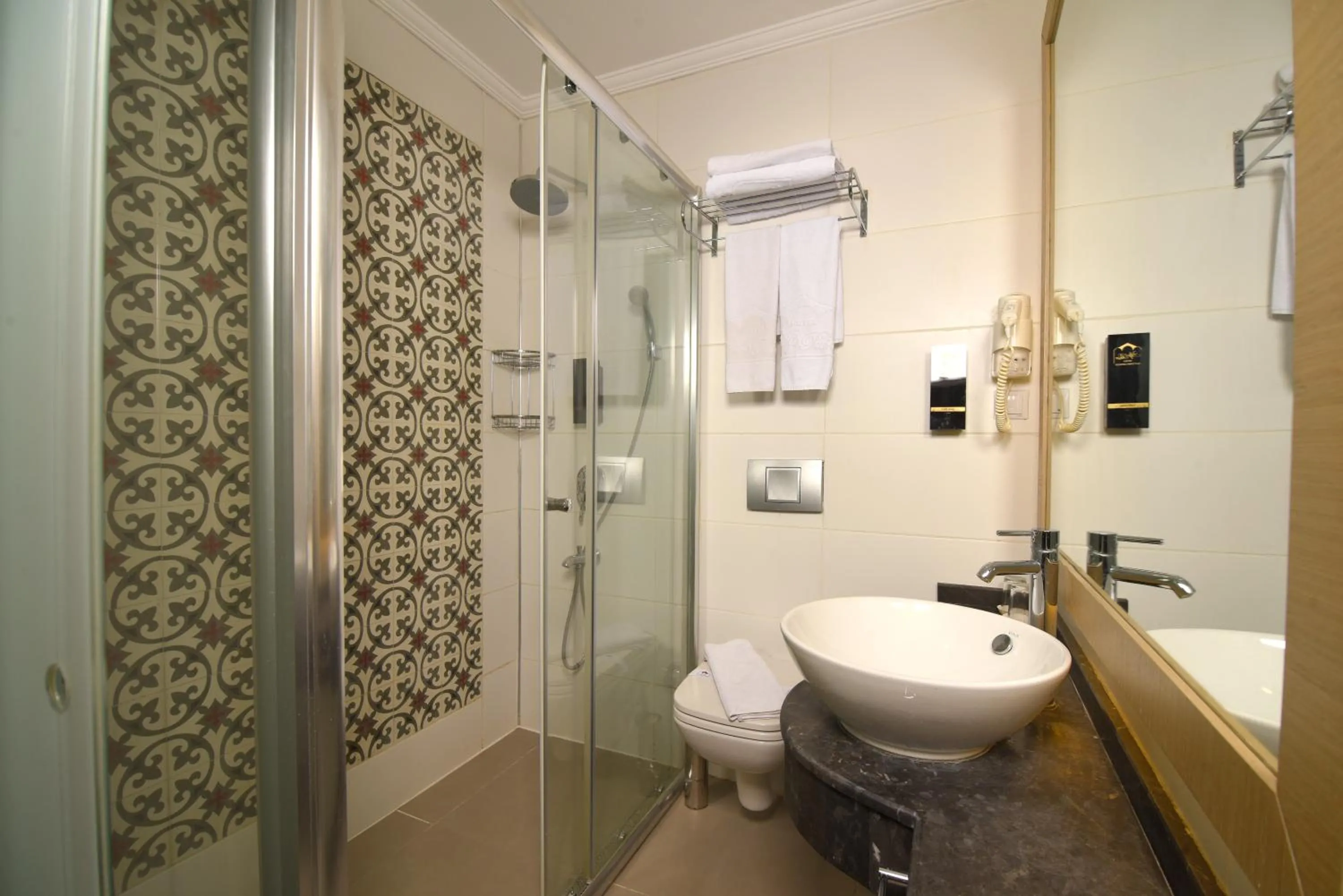 Shower in Alp Pasa Gazetta - Special Class