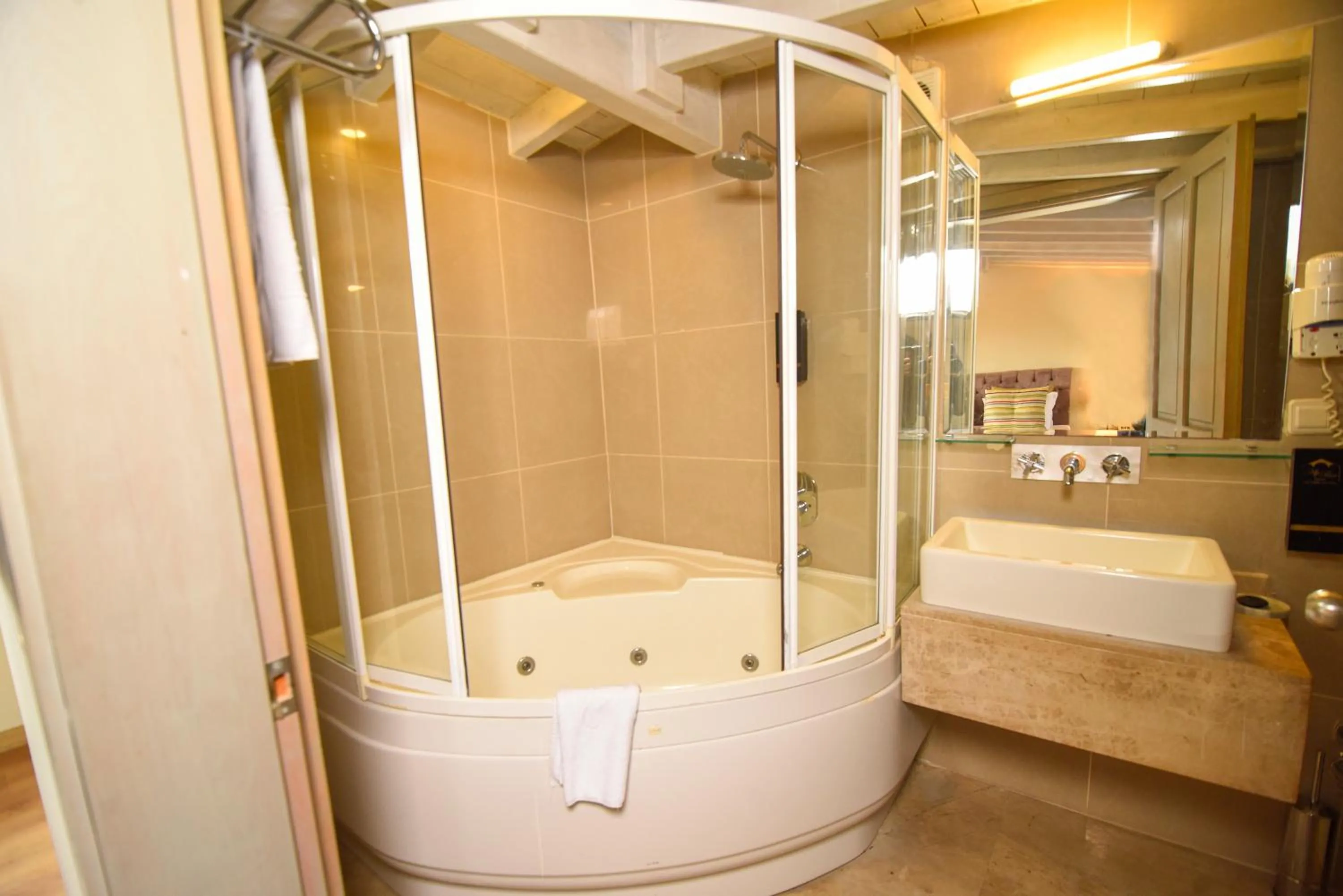 Shower in Alp Pasa Gazetta - Special Class