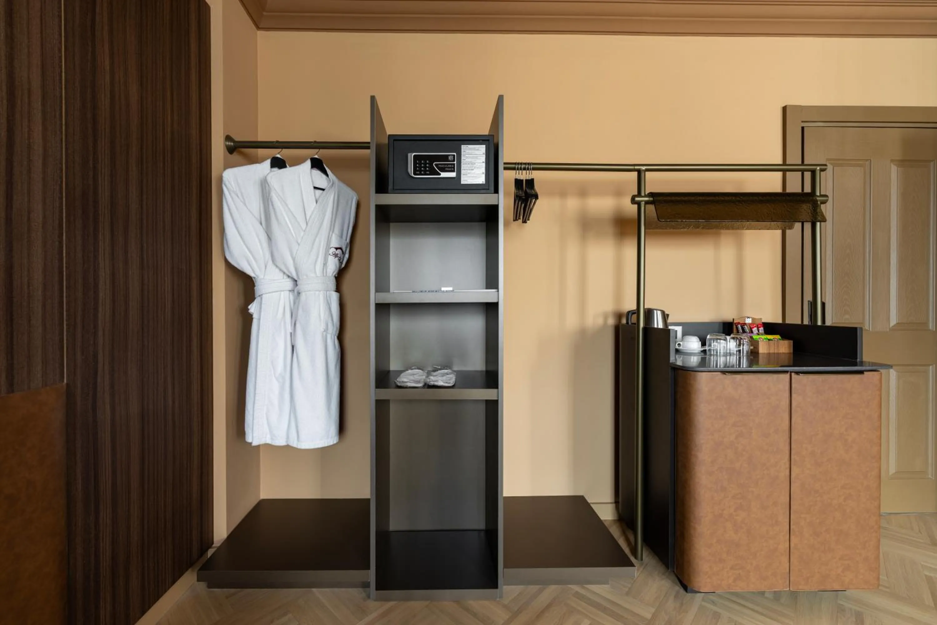 wardrobe in Alp Pasa Gazetta - Special Class