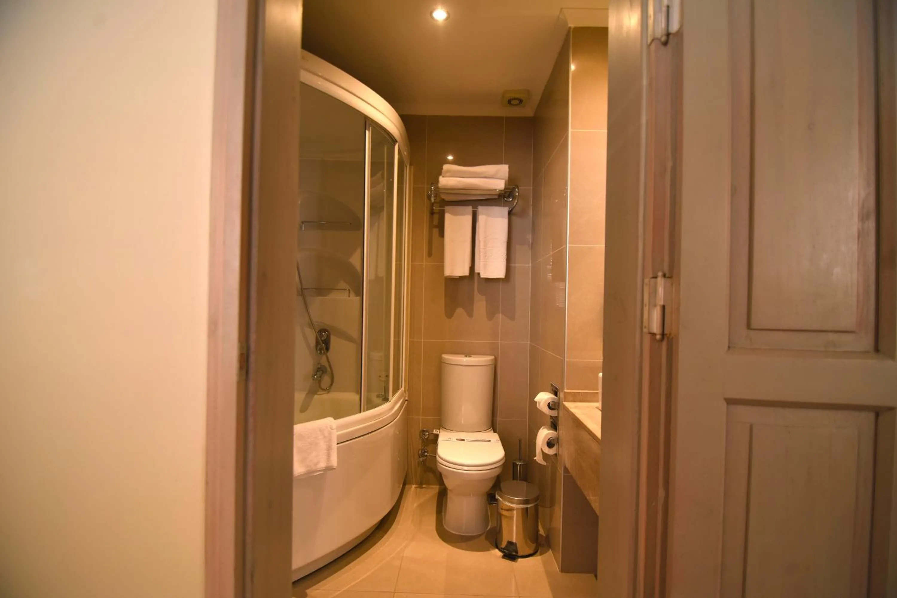 Shower in Alp Pasa Gazetta - Special Class