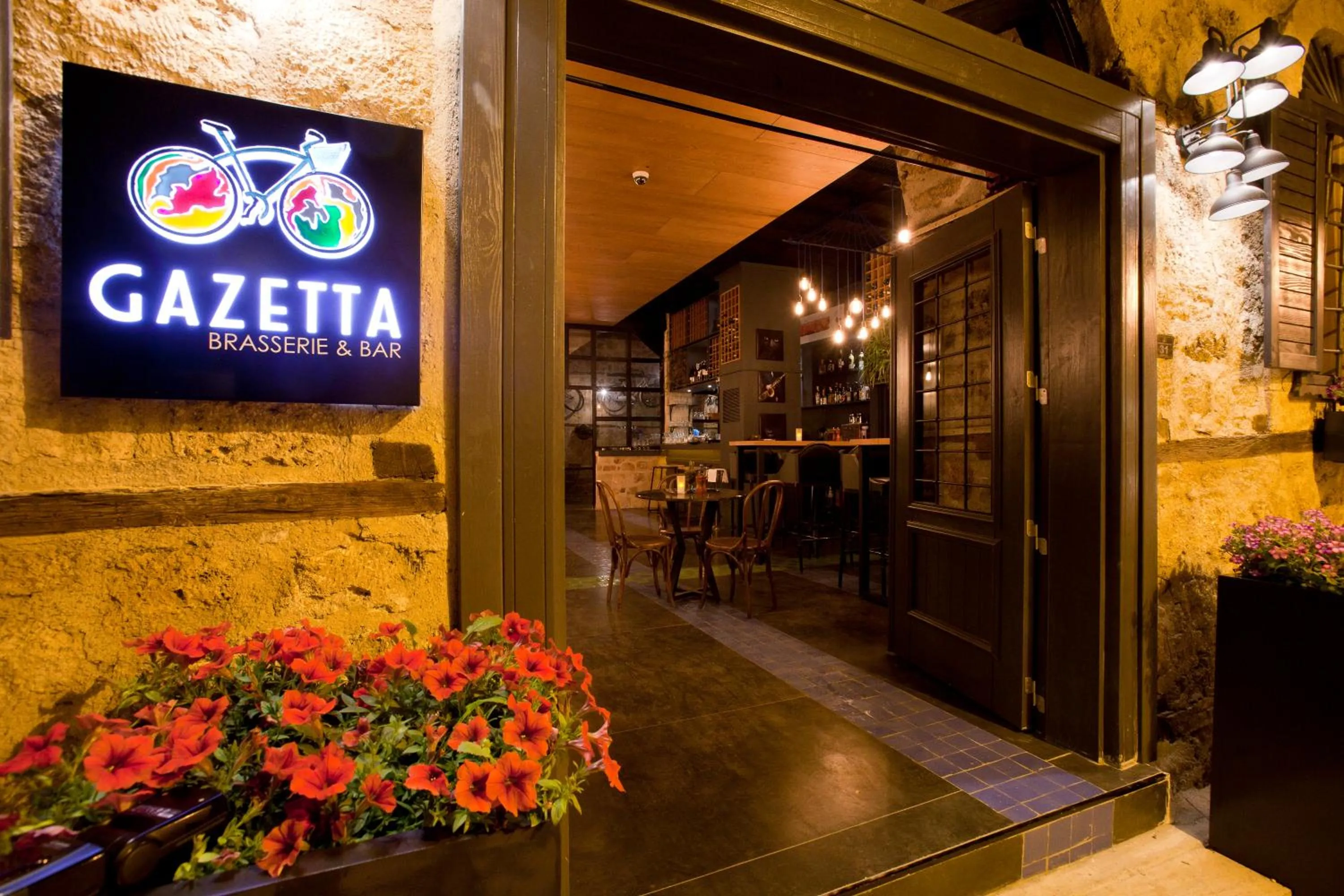 Restaurant/places to eat in Alp Pasa Gazetta - Special Class