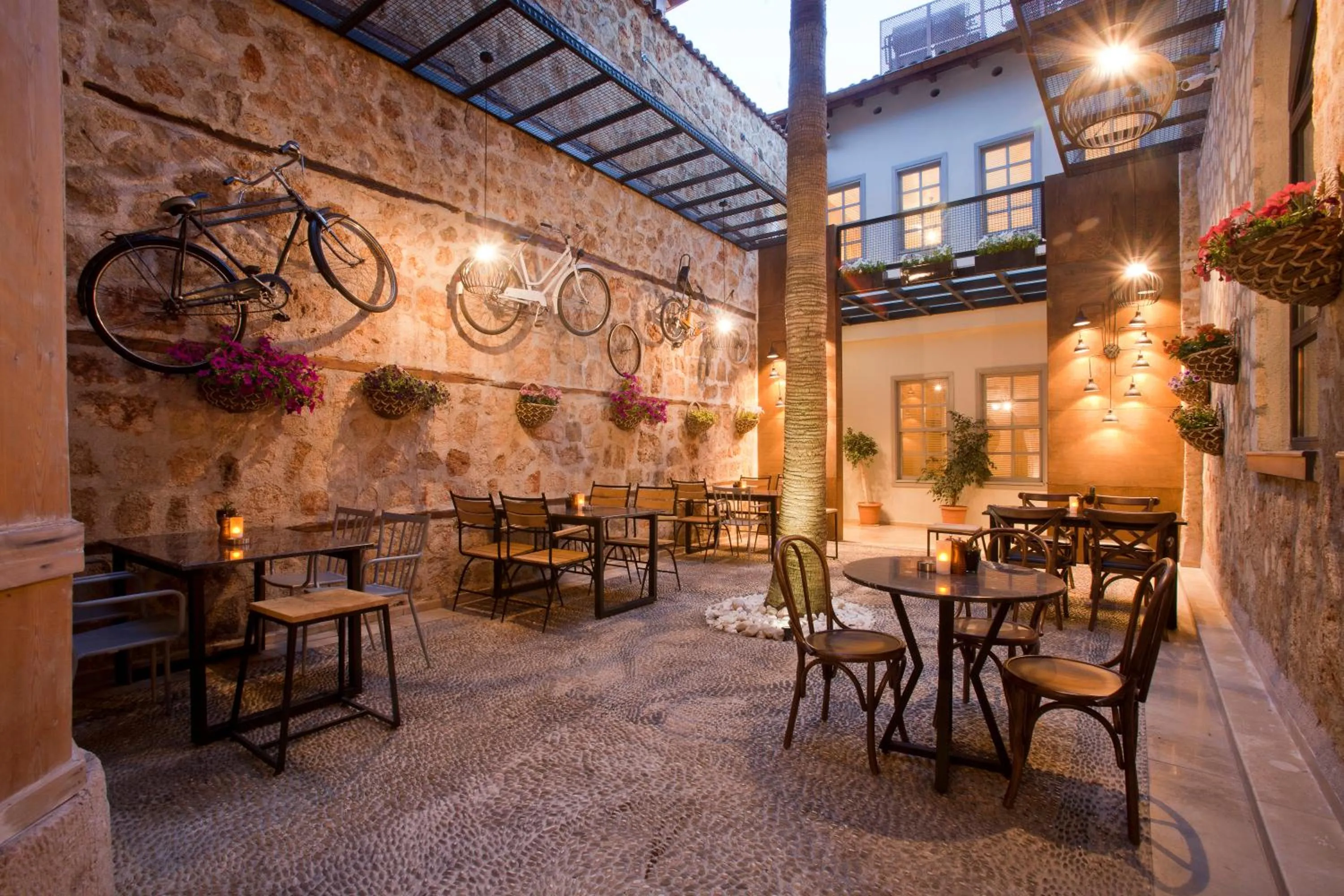 Restaurant/places to eat in Alp Pasa Gazetta - Special Class