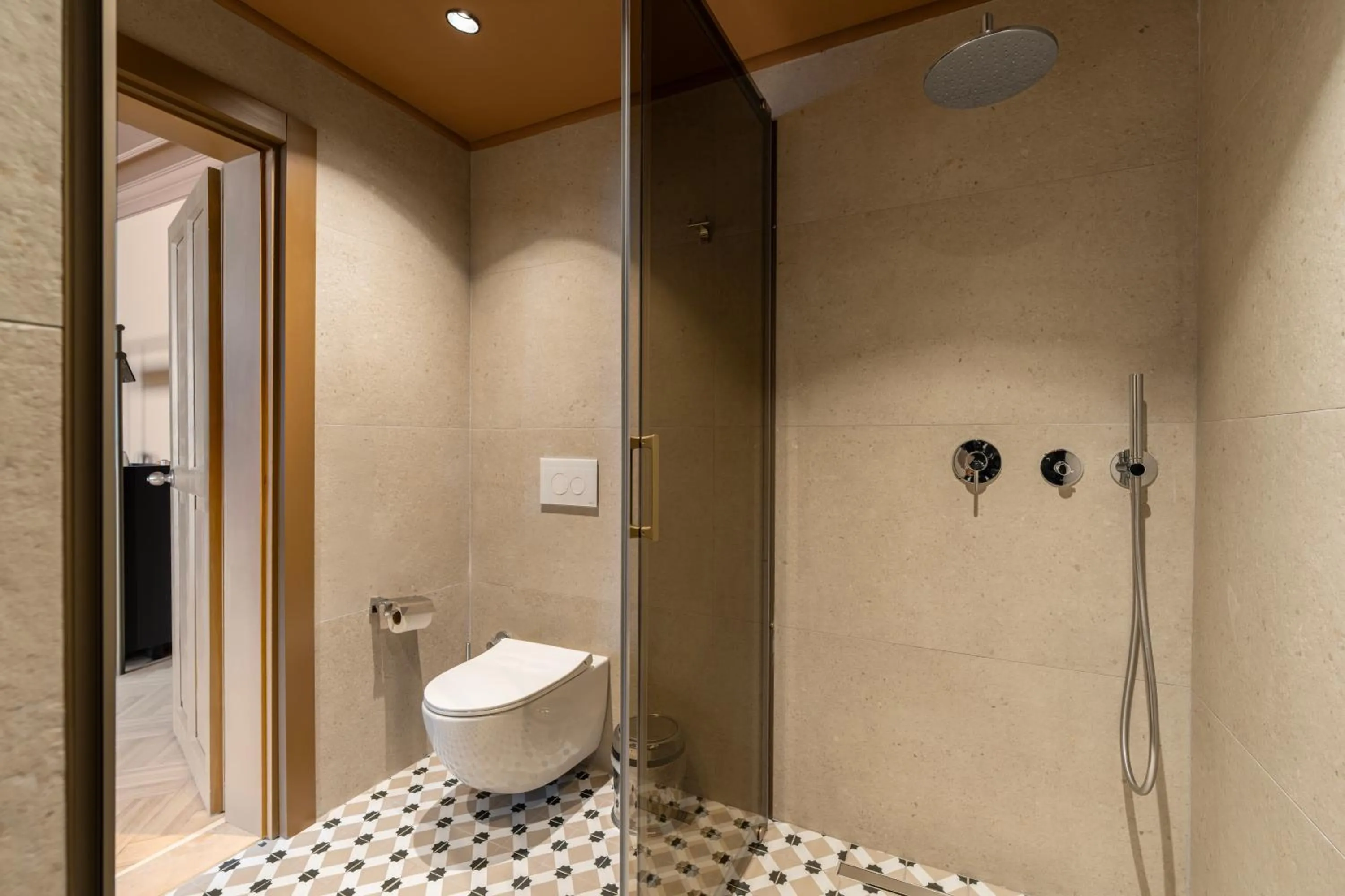 Shower in Alp Pasa Gazetta - Special Class