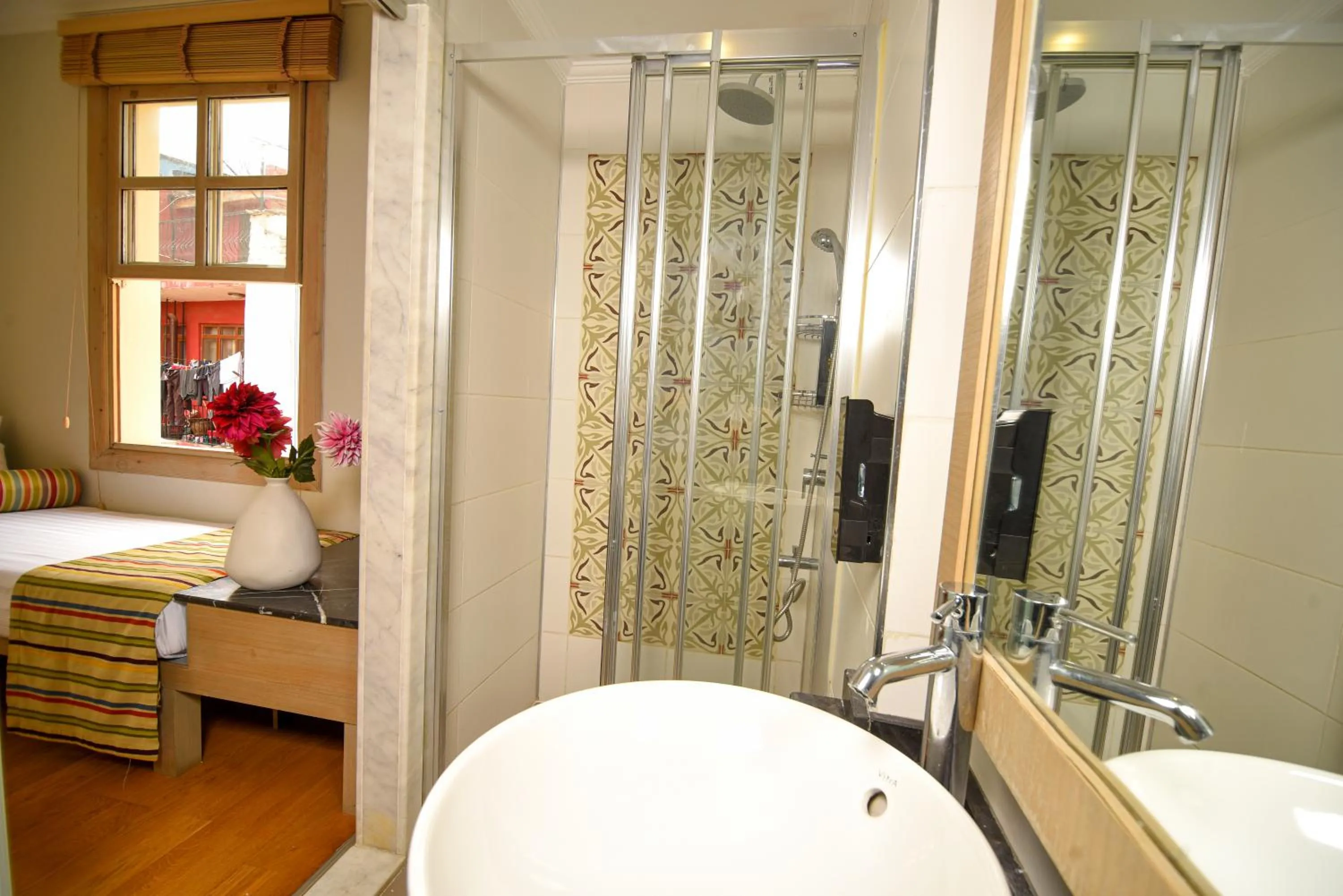 Shower, Bed in Alp Pasa Gazetta - Special Class