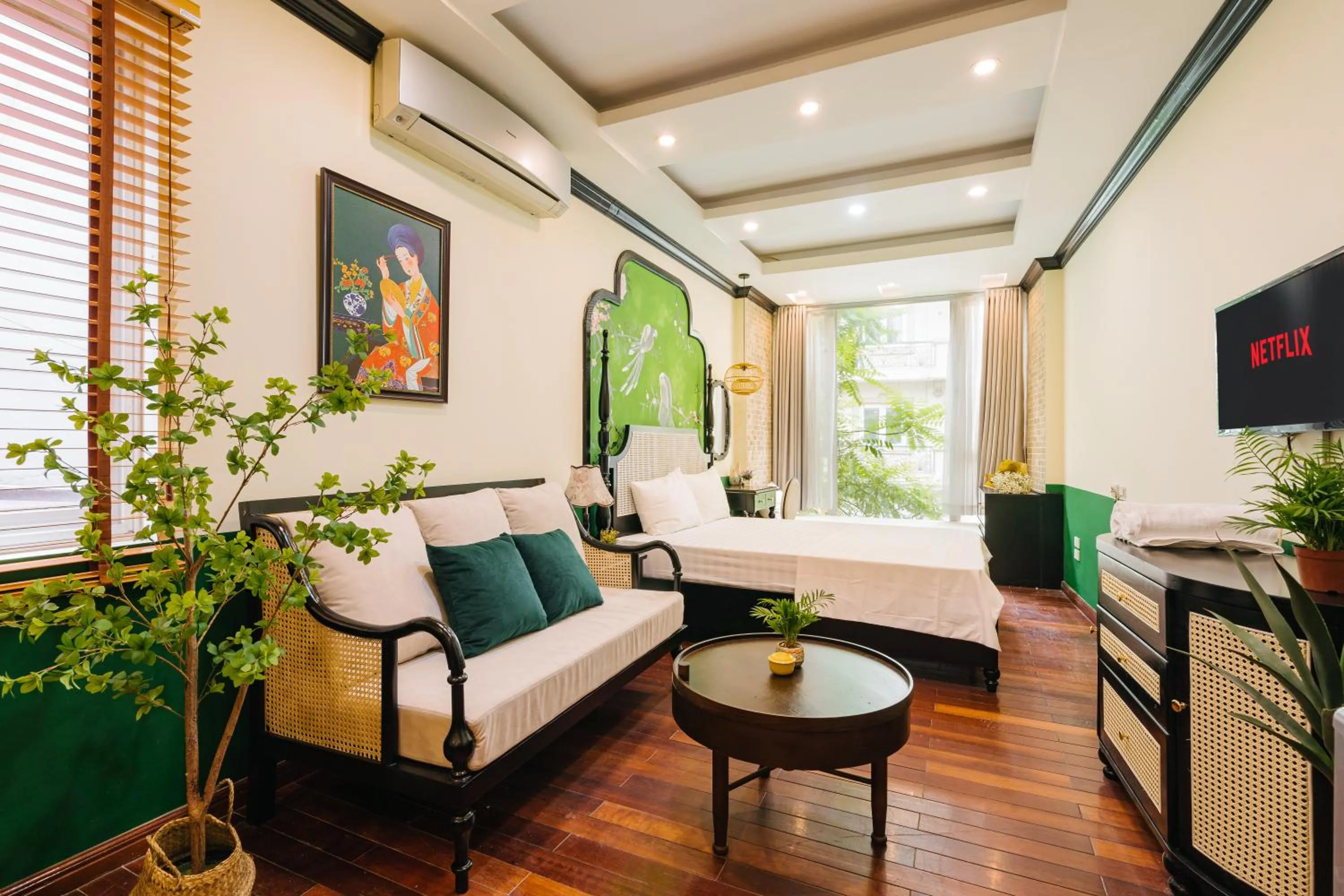 TV and multimedia in Sun Clover Boutique Hotel