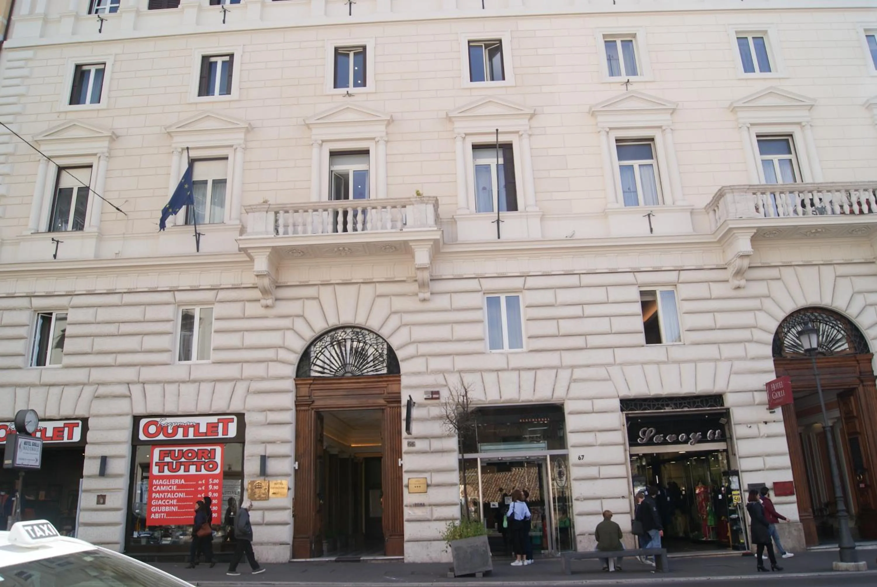 Facade/entrance in Esposizione Boutique
