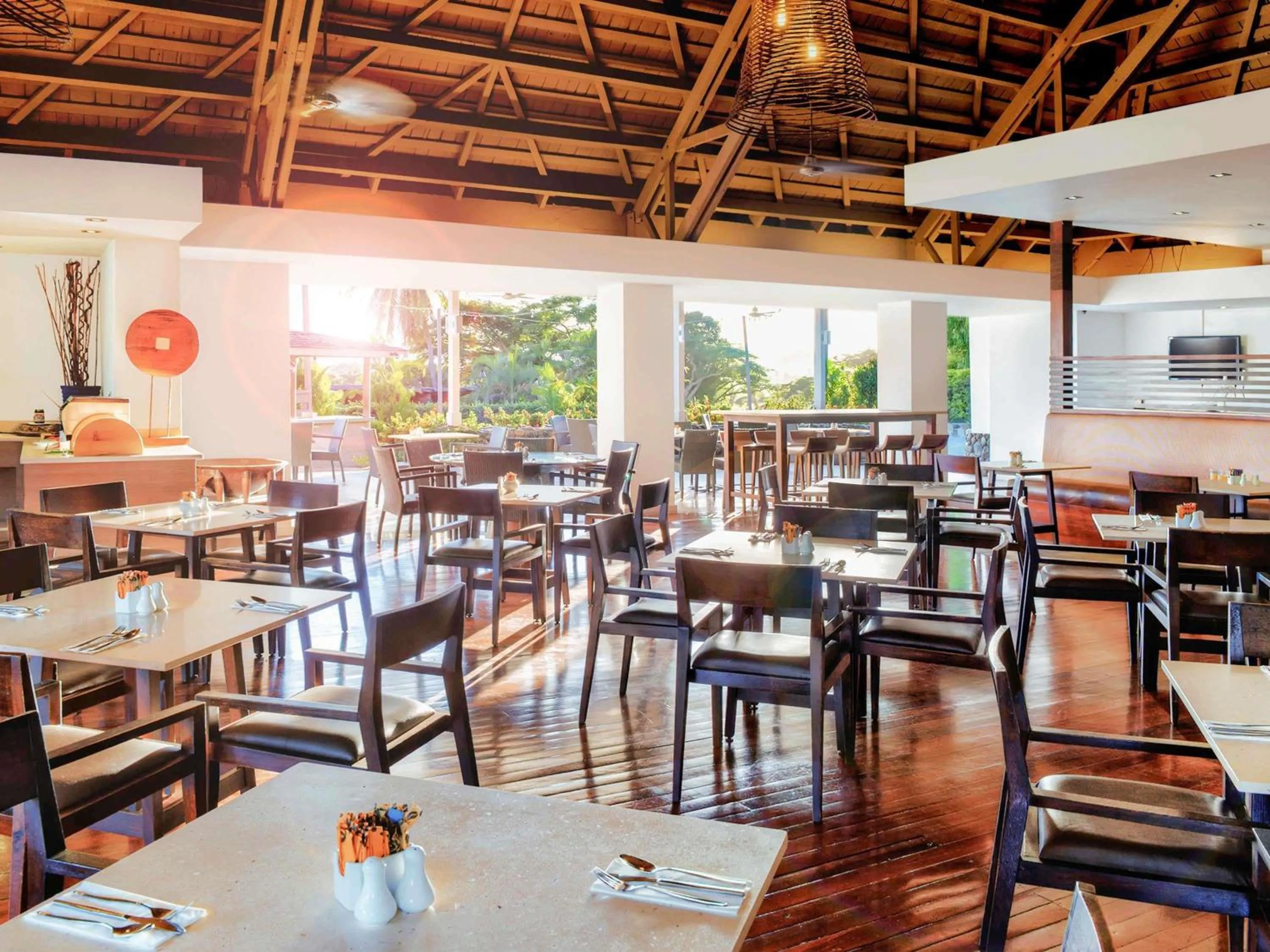 Restaurant/places to eat in Novotel Nadi