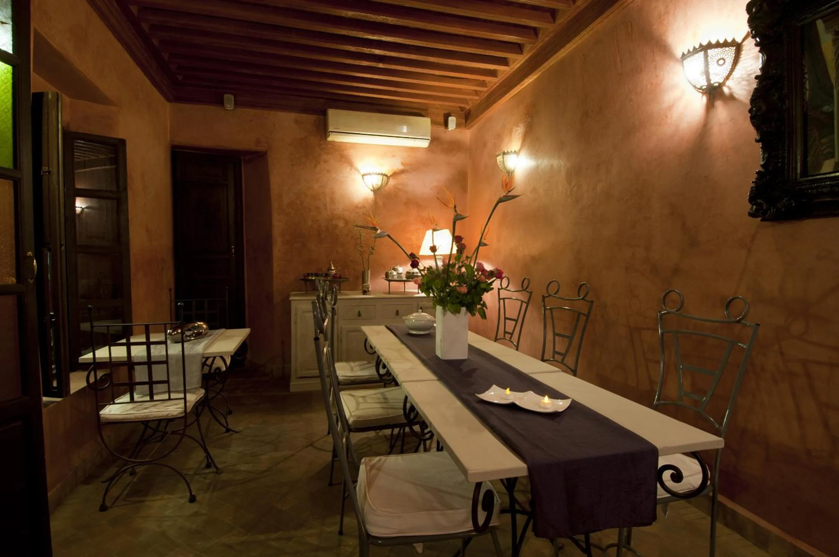 Restaurant/places to eat in Riad Alwane