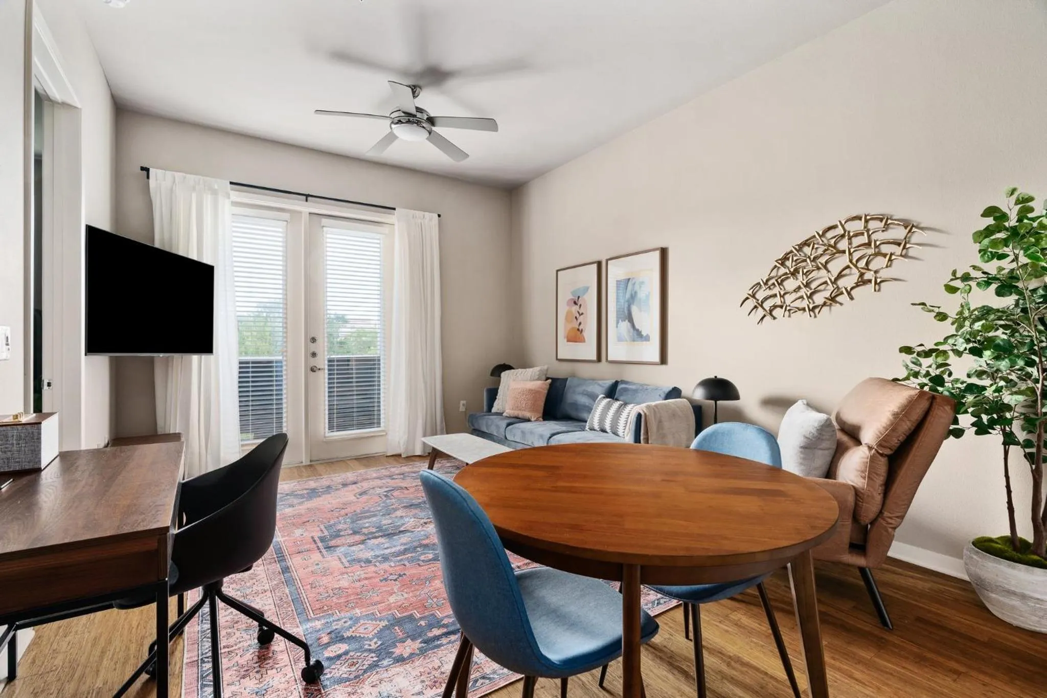 Communal lounge/ TV room in Lodgeur at Elan Med Center