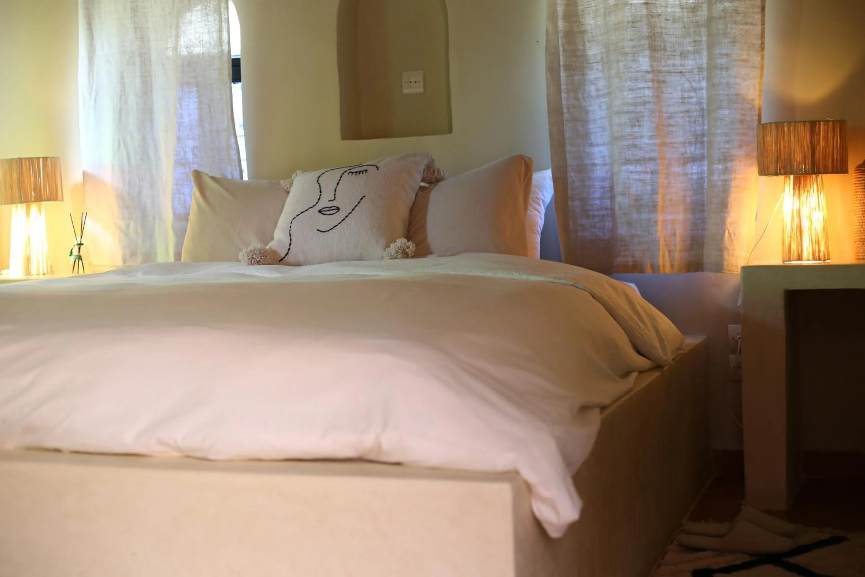 Bed in Kasbah des cyprès