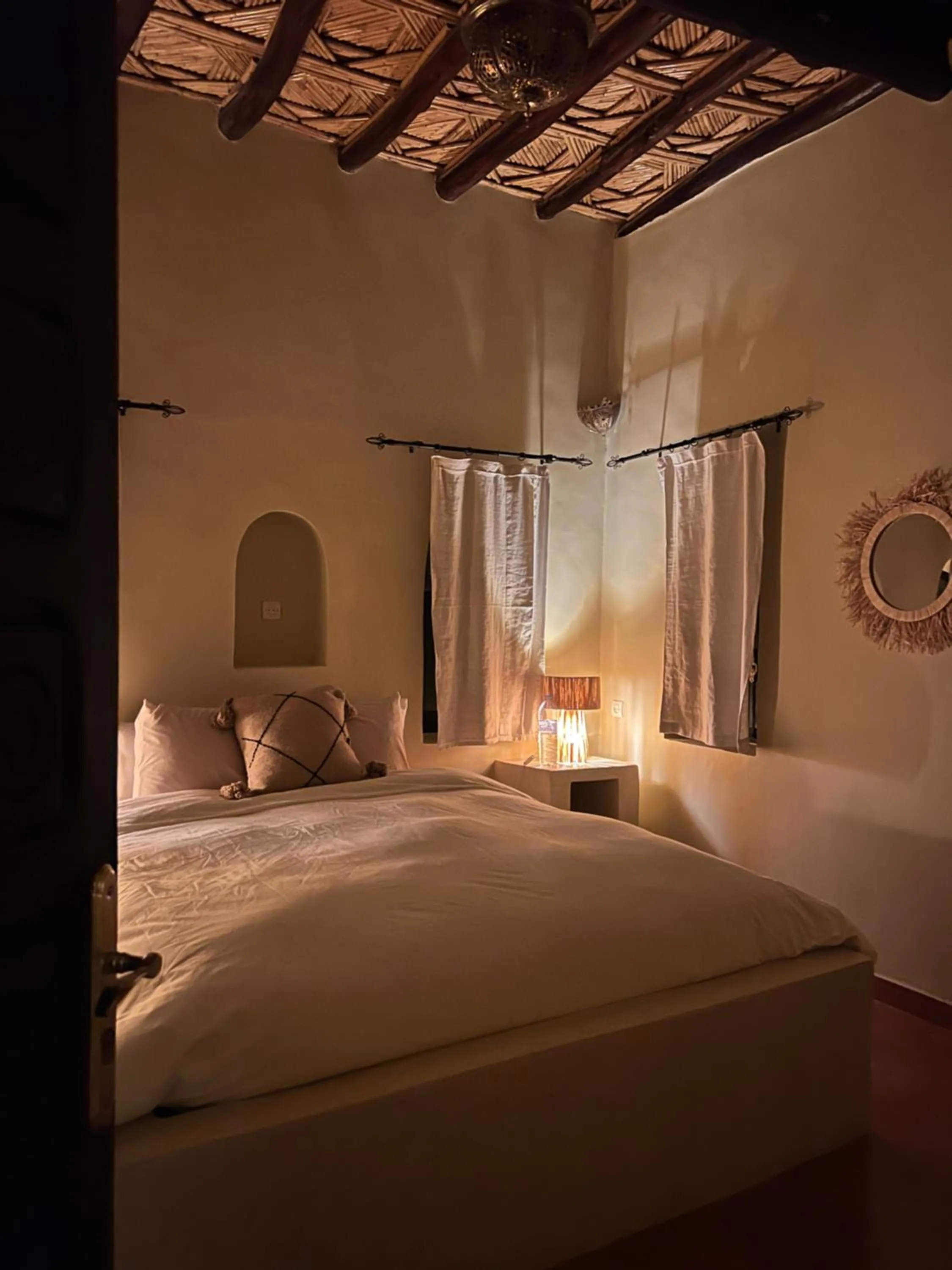 Bed in Kasbah des cyprès