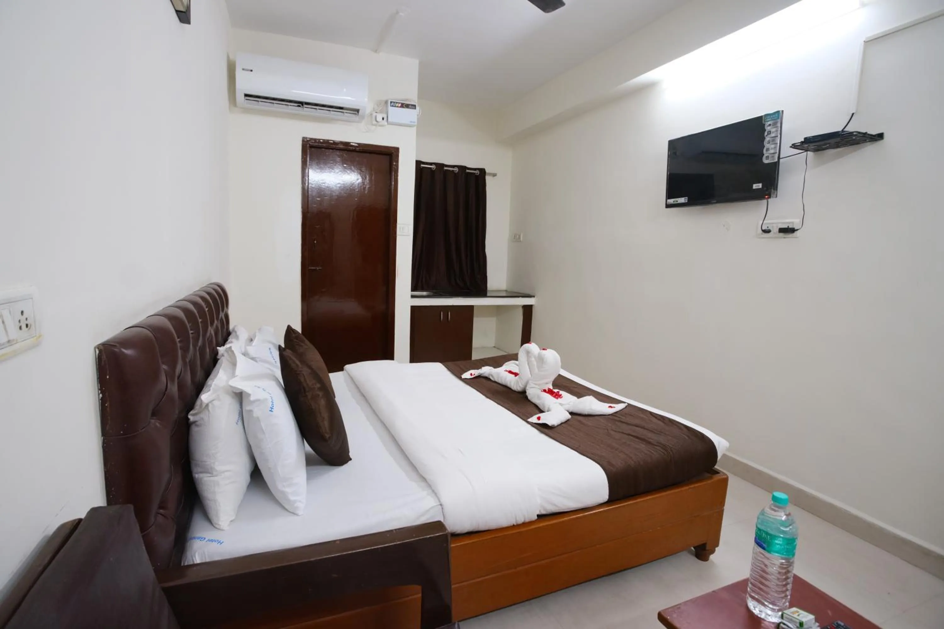 Bed in Ganesh Guest House