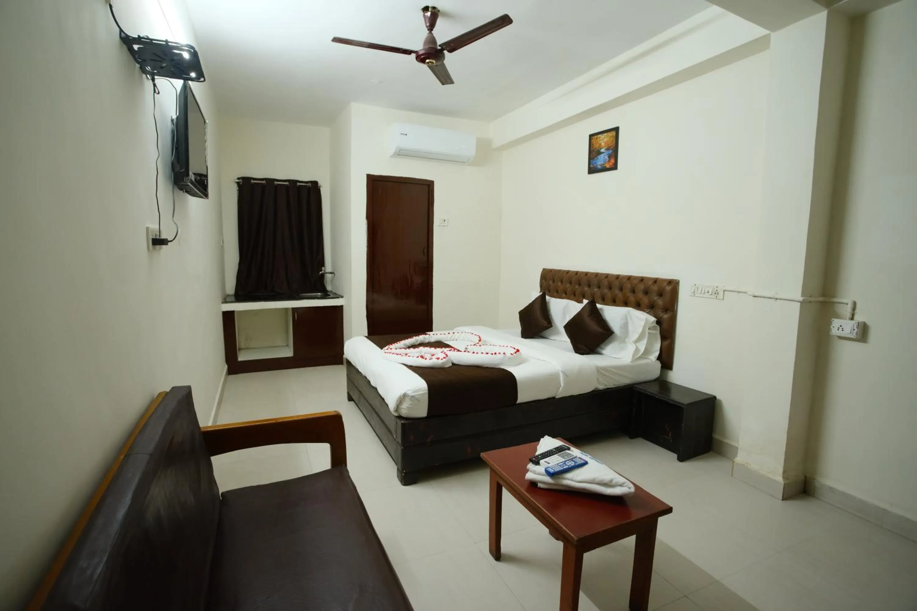 Bed in Ganesh Guest House