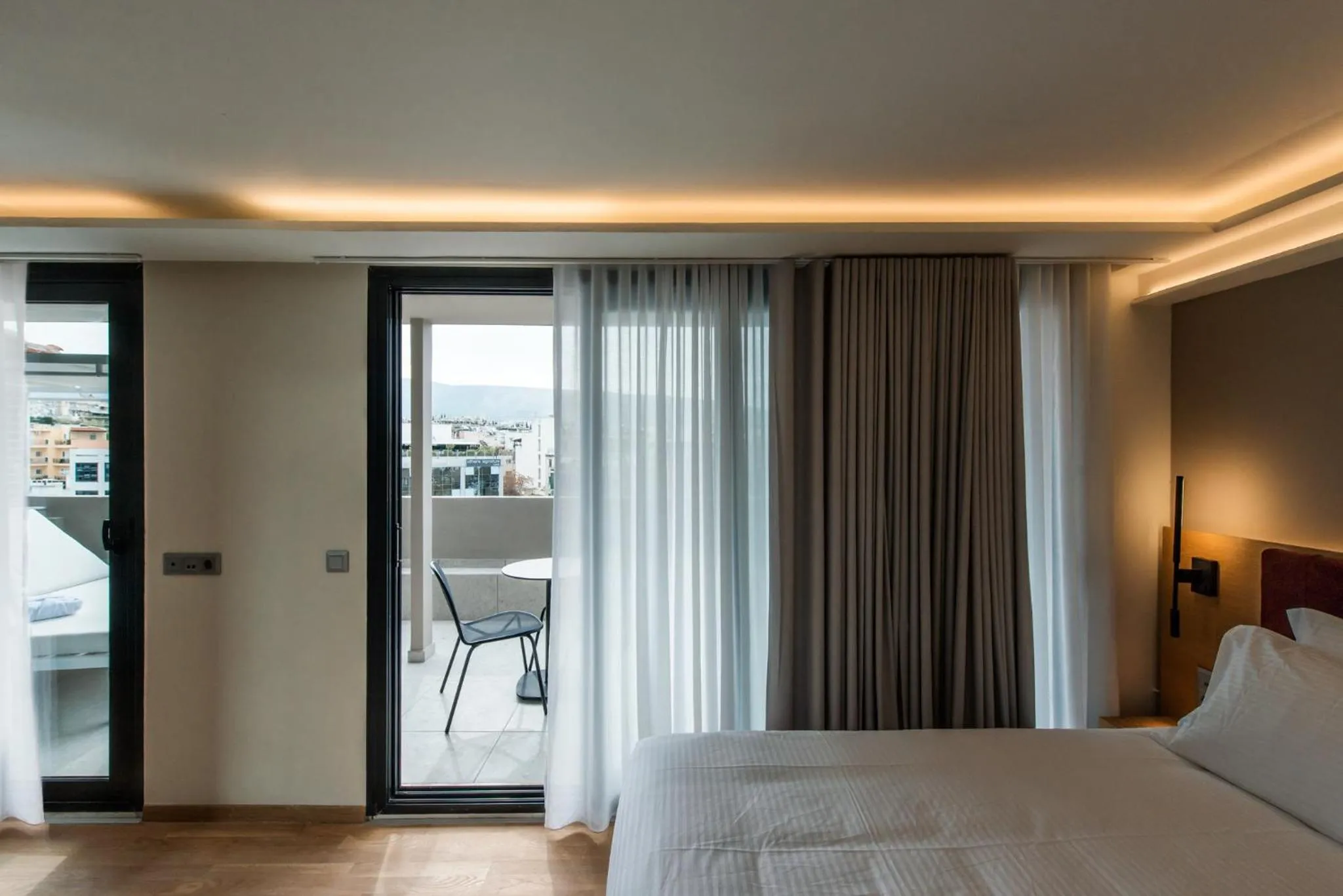 Bed in Urban Frame Acropolis