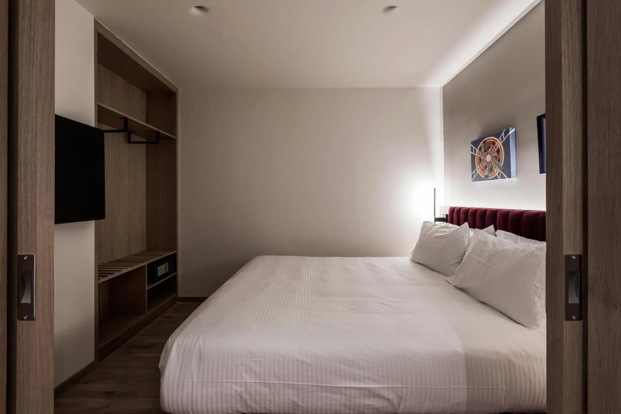 Bed in Urban Frame Acropolis