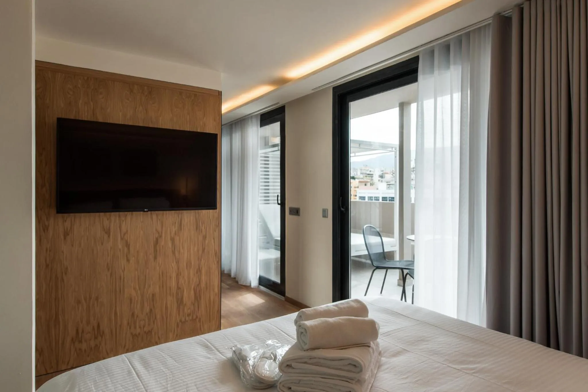 Bed in Urban Frame Acropolis